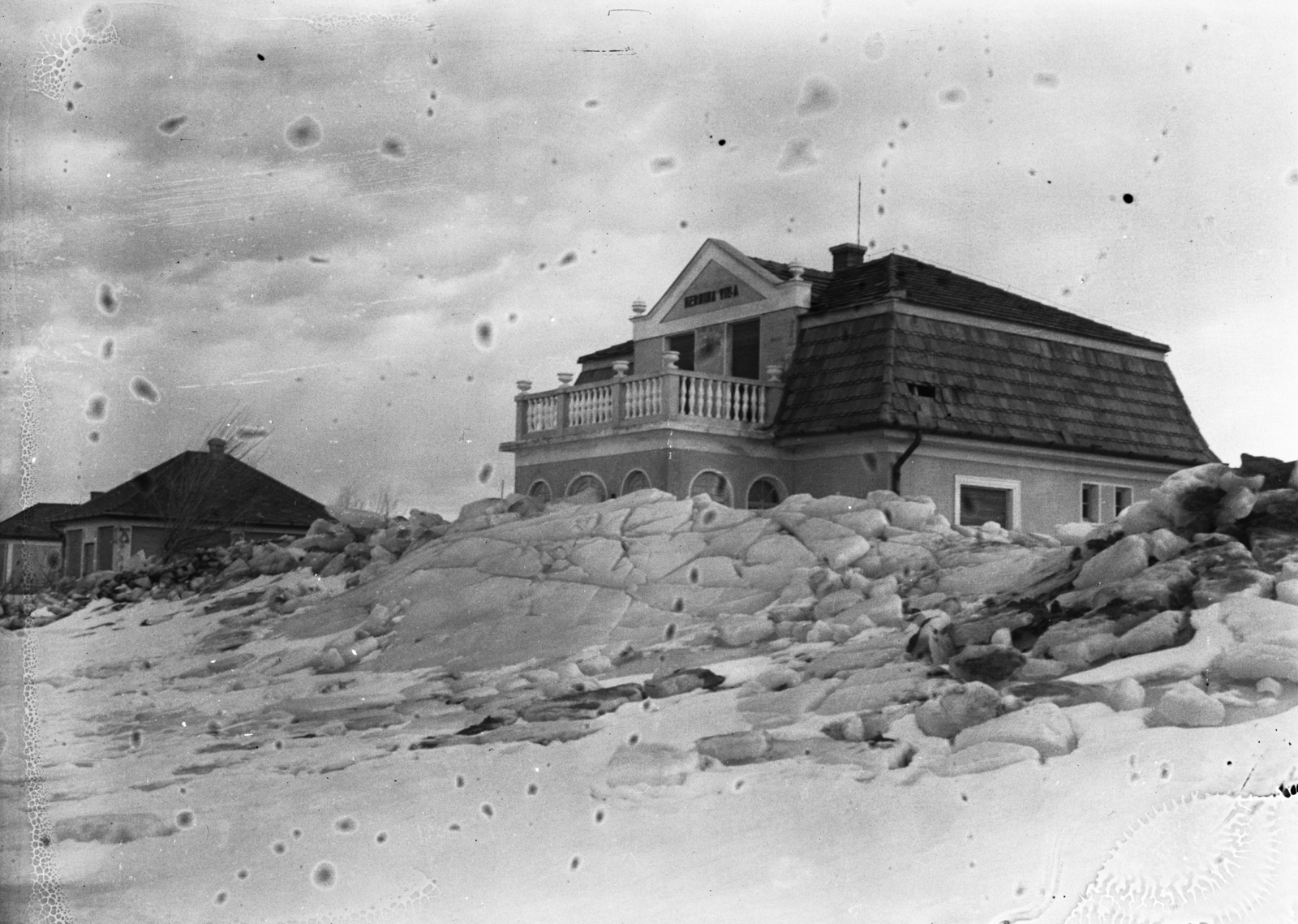 Hungary,Lake Balaton, Siófok, jégtorlódás a Balaton-partján, háttérben a Hermina-villa. Leltári jelzet: MMKM TEMGY 2019.1.1. 0560, 1925, Magyar Műszaki és Közlekedési Múzeum / BAHART Archívum, Fortepan #183360