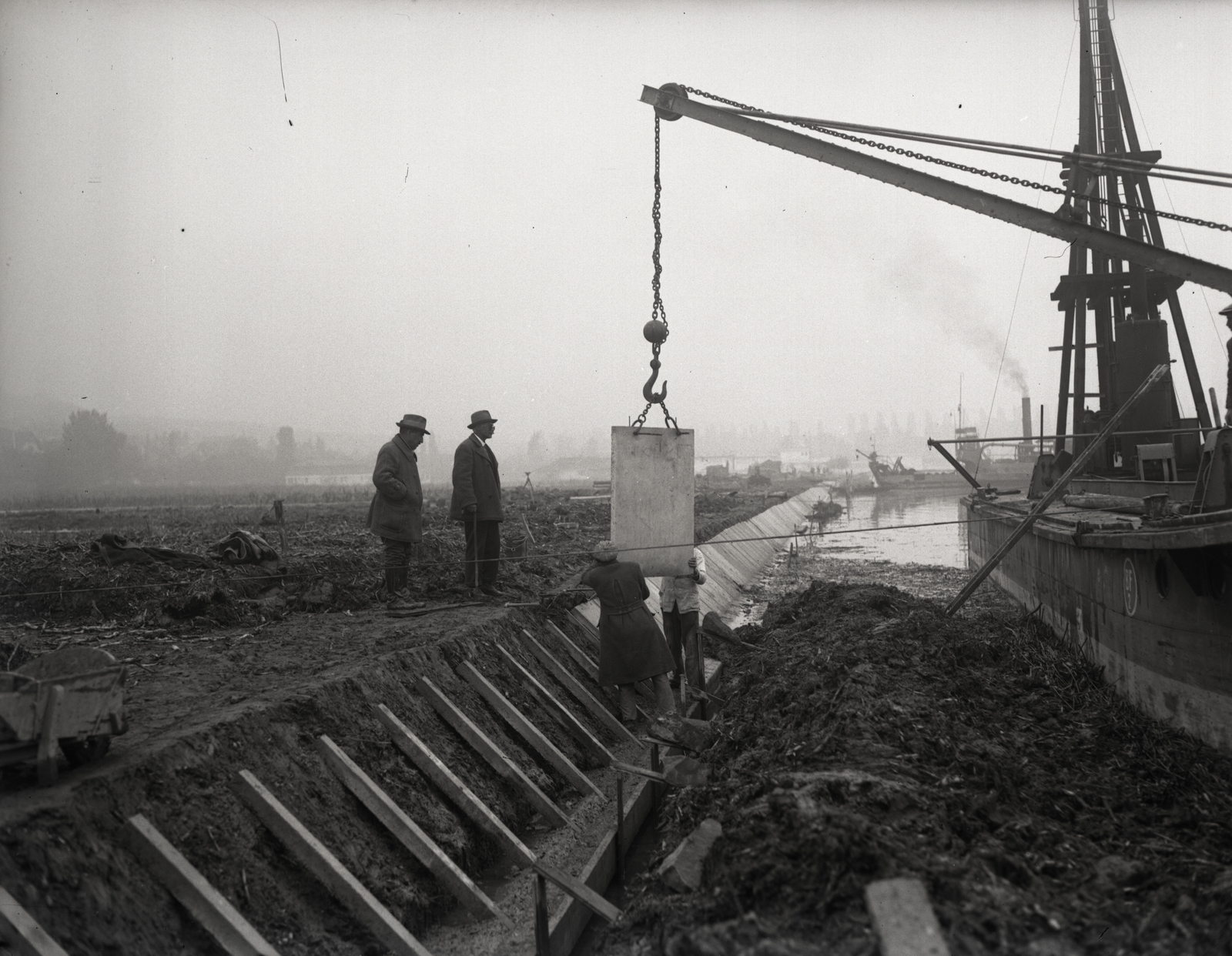 Hungary, »Betonlap lerakás partvédőműve a cölöpverő darujával« Leltári jelzet: MMKM TEMGY 2019.1.1. 0614, 1930, Magyar Műszaki és Közlekedési Múzeum / BAHART Archívum, Lake Balaton, construction, crane, Fortepan #183361