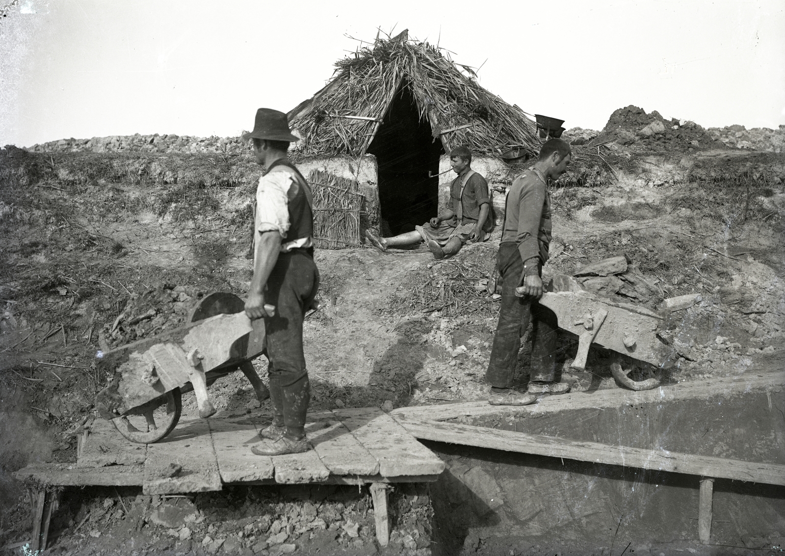 Hungary, »Talicskázó kubikosok a Sió csatorna építésénél, 1892-1893.« Leltári jelzet: MMKM TEMGY 2019.1.1. 0824, 1900, Magyar Műszaki és Közlekedési Múzeum / BAHART Archívum, wheelbarrow, construction worker, Fortepan #183365