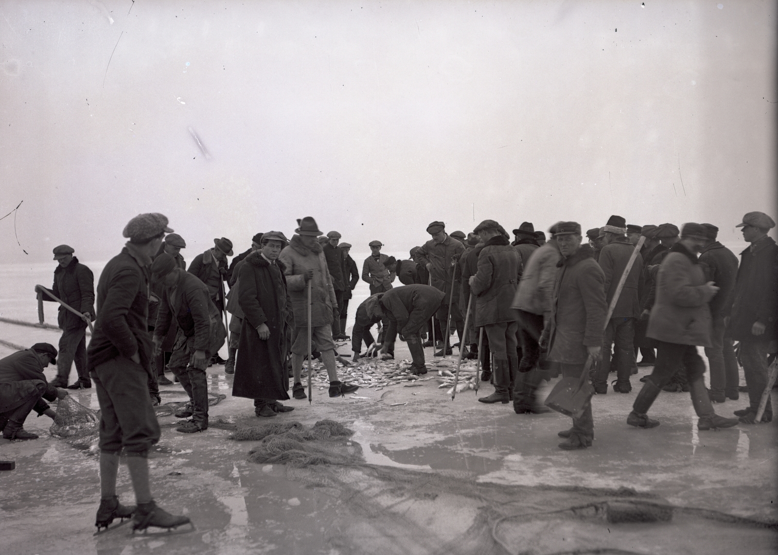 Hungary,Lake Balaton, Siófok, bemutató halászat a befagyott tavon Mayer János földművelési miniszter tiszteletére. Leltári jelzet: MMKM TEMGY 2019.1.1. 0735, 1930, Magyar Műszaki és Közlekedési Múzeum / BAHART Archívum, shovel, fish, Fortepan #183387