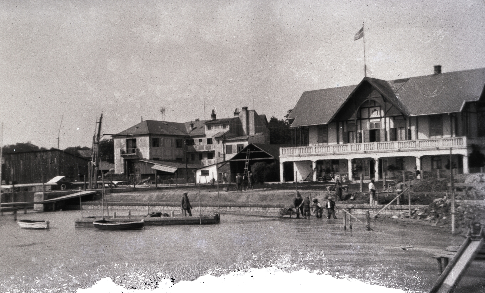 Hungary, Balatonfüred, »Balatonfüredi Jacht Klub előtti partfal építése. A klub mellett a hajóépítő üzem, 1937.« Leltári jelzet: MMKM TEMGY 2019.1.1. 0868, 1937, Magyar Műszaki és Közlekedési Múzeum / BAHART Archívum, Fortepan #183397