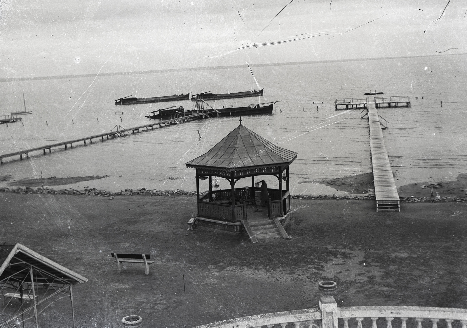 Hungary, Balatonalmádi, fövenyfürdő a főépület tetejéről fotózva. Leltári jelzet: MMKM TEMGY 2019.1.1. 0878, 1931, Magyar Műszaki és Közlekedési Múzeum / BAHART Archívum, Fortepan #183404