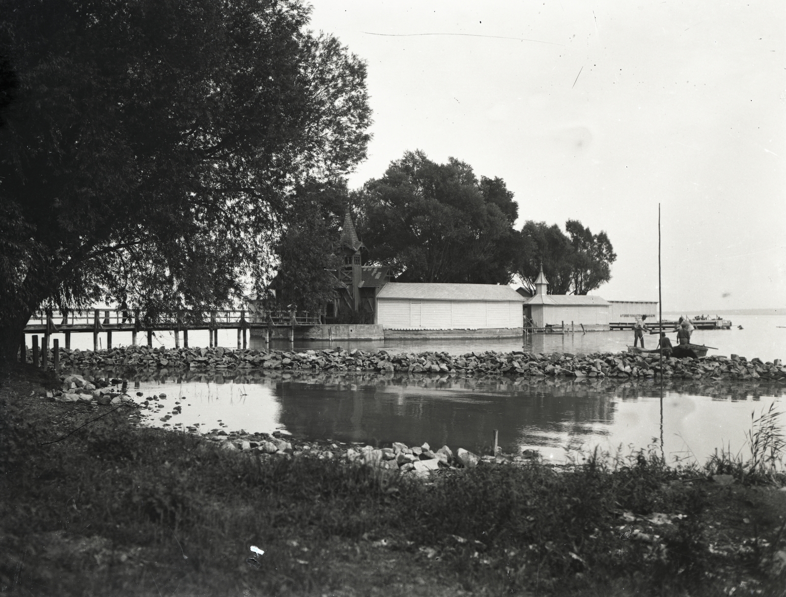 Magyarország,Balaton, Keszthely, szemben a Szigetfürdő / Sziget-strand. A felvétel 1945 előtt készült. Leltári jelzet: MMKM TEMGY 2019.1.1. 0879, 1929, Magyar Műszaki és Közlekedési Múzeum / BAHART Archívum, vízpart, Fortepan #183405