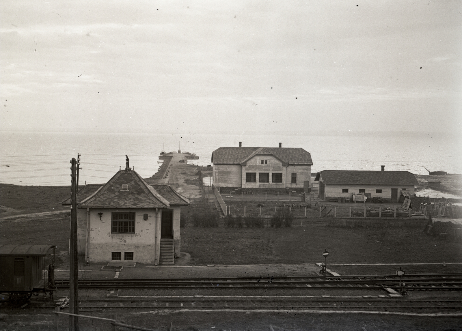 Hungary, Alsóörs, »Alsóörsi kikötő és őrház, 1930.« Leltári jelzet: MMKM TEMGY 2019.1.1. 0919, 1930, Magyar Műszaki és Közlekedési Múzeum / BAHART Archívum, railway, Fortepan #183421