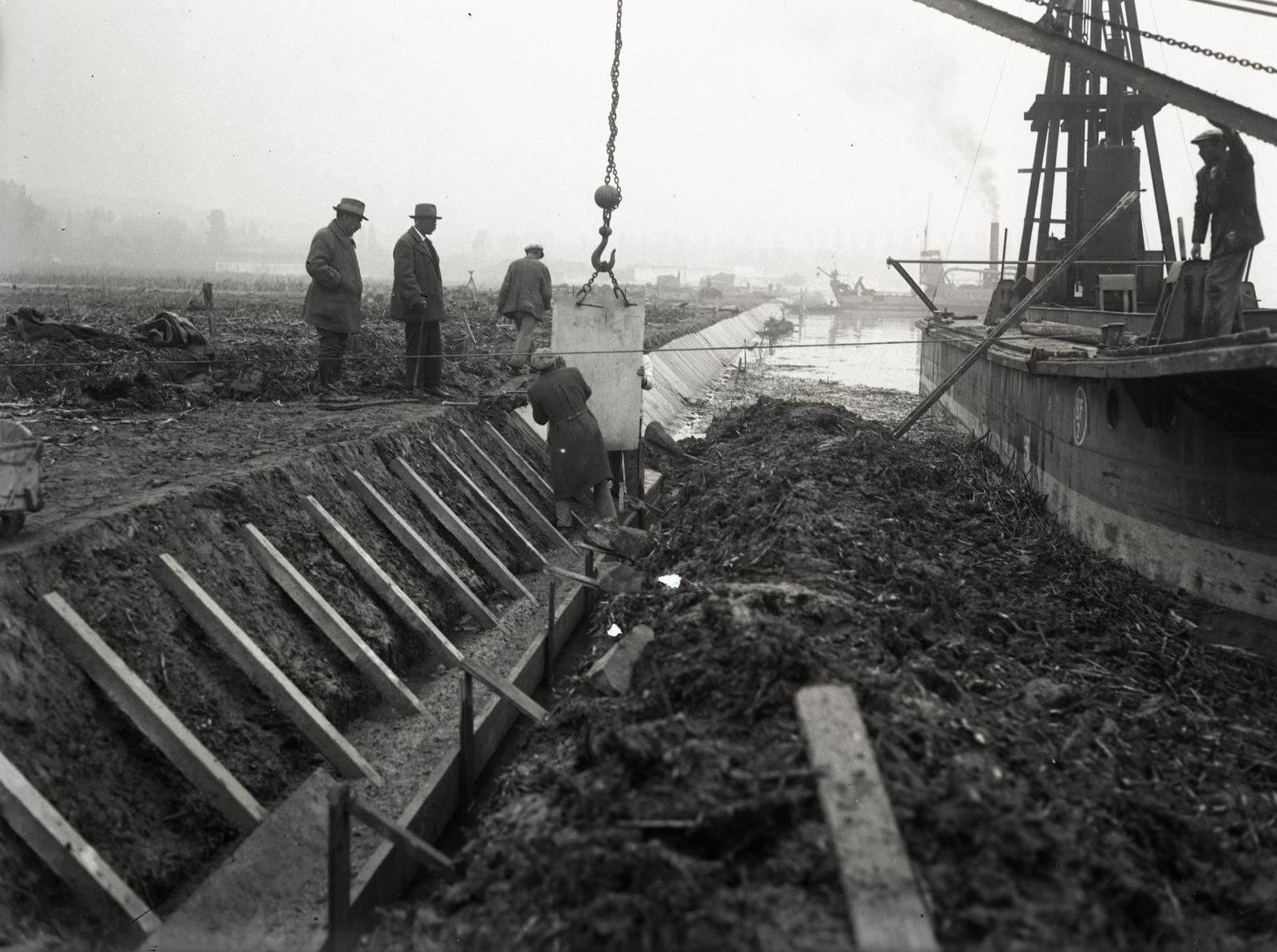 Hungary, »Partvédőmű építés vasbetonlapokból« Leltári jelzet: MMKM TEMGY 2019.1.1. 0934, 1927, Magyar Műszaki és Közlekedési Múzeum / BAHART Archívum, Fortepan #183428