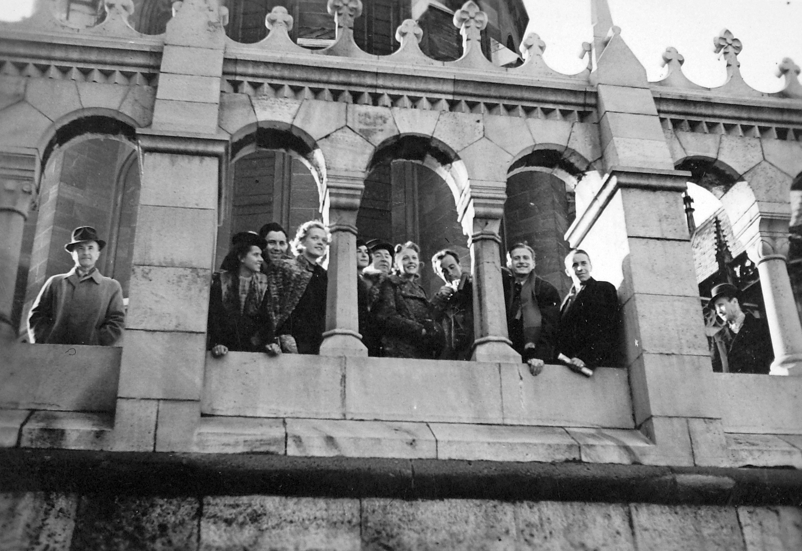 Hungary, Halászbástya, Budapest I., háttérben a Mátyás-templom. A Műkorcsolyázó világbajnokság résztvevőinek egy csoportja városnézésen., 1939, Fortepan, Frigyes Schulek-design, Budapest, Fortepan #18343