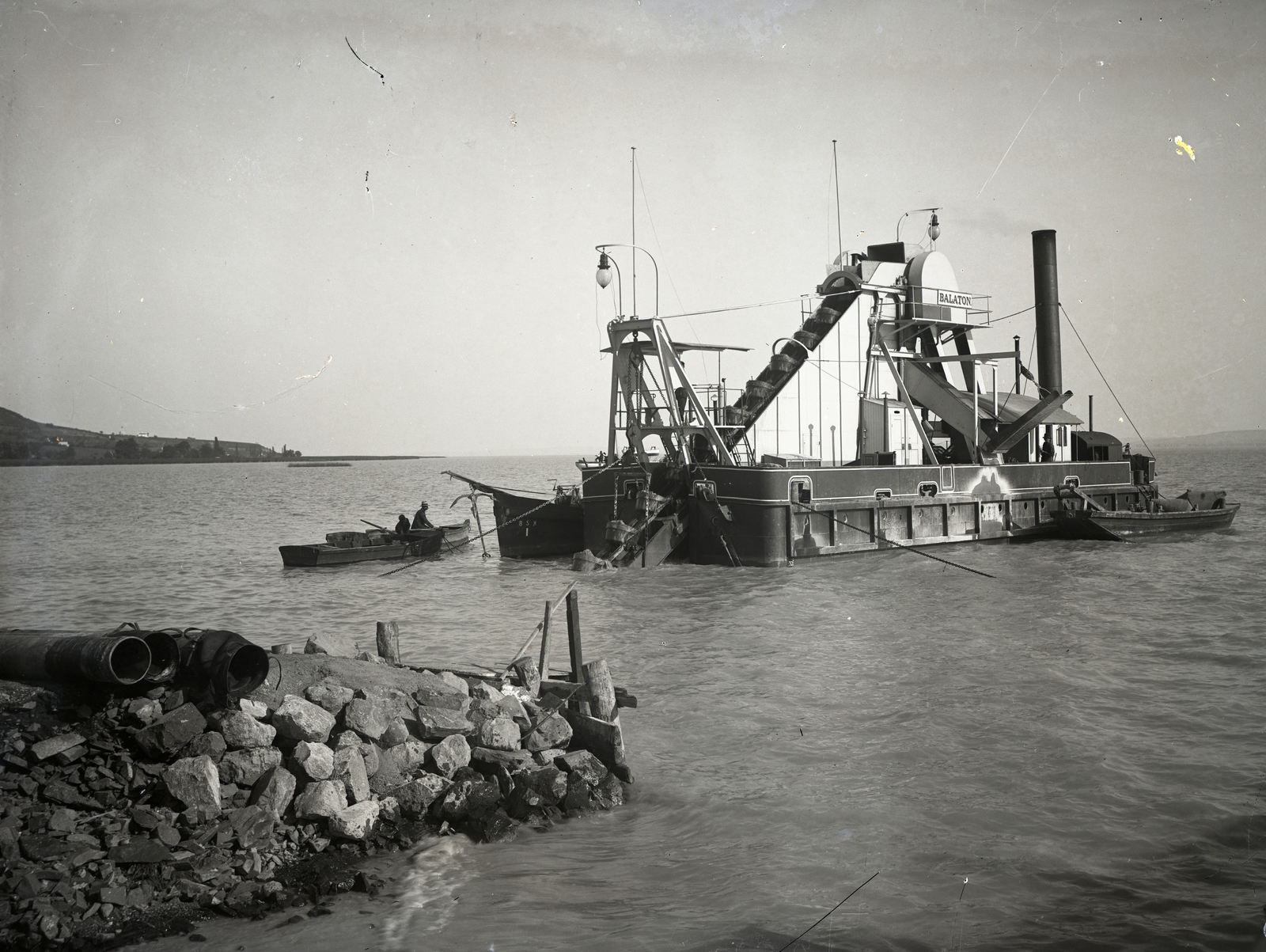 Hungary,Lake Balaton, Badacsonytomaj, Balaton (1909) kotróhajó badacsonytomaji öbölnél. Háttérben a Szent Iván-kápolna látszik Ábrahámhegyen. Leltári jelzet: MMKM TEMGY 2019.1.1. 0744, 1927, Magyar Műszaki és Közlekedési Múzeum / BAHART Archívum, Fortepan #183432