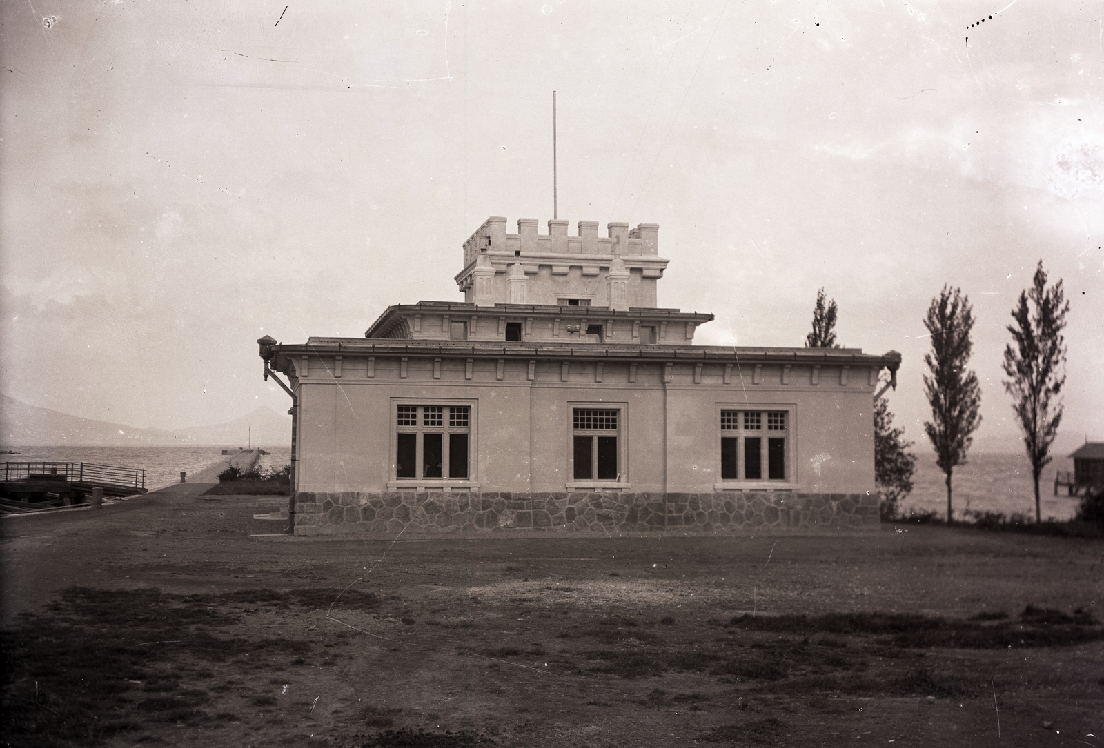 Magyarország,Balaton, Fonyód, a kikötői őrház. A felvétel 1912-1913 körül készült. Leltári jelzet: MMKM TEMGY 2019.1.1. 0747, 1913, Magyar Műszaki és Közlekedési Múzeum / BAHART Archívum, Fortepan #183447