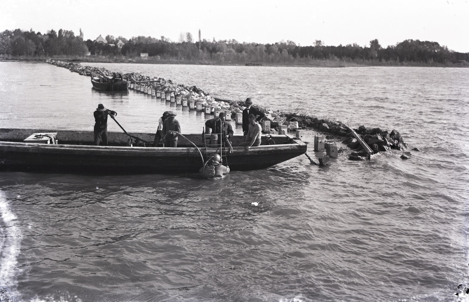 Hungary,Lake Balaton, Siófok, »Búvár munka kikötőépítésnél« Leltári jelzet: MMKM TEMGY 2019.1.1. 0998, 1932, Magyar Műszaki és Közlekedési Múzeum / BAHART Archívum, Fortepan #183451