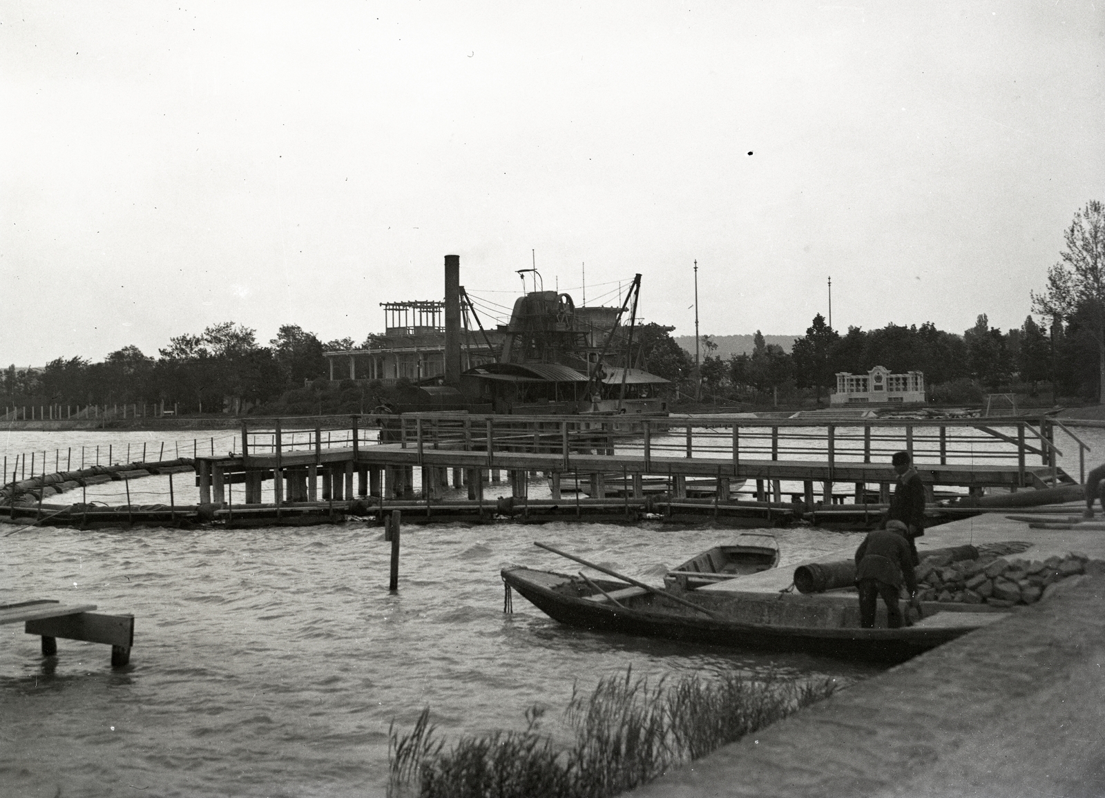 Hungary, Balatonföldvár, a kikötőben dolgozó kotróhajó 1930 körül. Leltári jelzet: MMKM TEMGY 2019.1.1. 1022, 1930, Magyar Műszaki és Közlekedési Múzeum / BAHART Archívum, Fortepan #183459