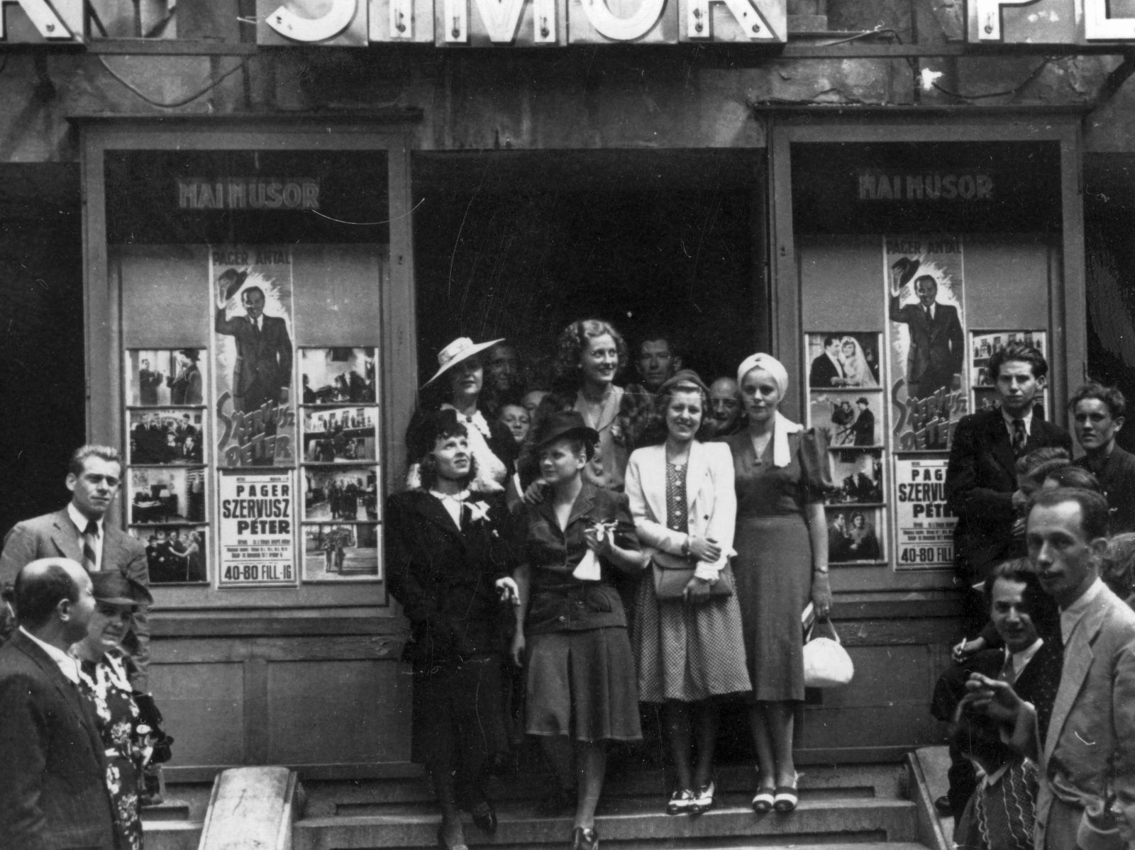 Hungary, Budapest VIII., Corvin (Kisfaludy) köz 1., Corvin mozi. A bejáratnál középen Simor Erzsi színésznő., 1940, Fortepan, celebrity, poster, tableau, genre painting, movie theater, movie schedule, Budapest, movie poster, Fortepan #18347