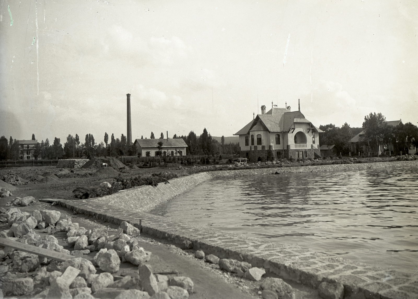 Hungary, Balatonföldvár, villa a Balaton-partján, a mai Rákóczi Ferenc utcánál. Leltári jelzet: MMKM TEMGY 2019.1.1. 1075, 1908, Magyar Műszaki és Közlekedési Múzeum / BAHART Archívum, shore, factory chimney, Fortepan #183475