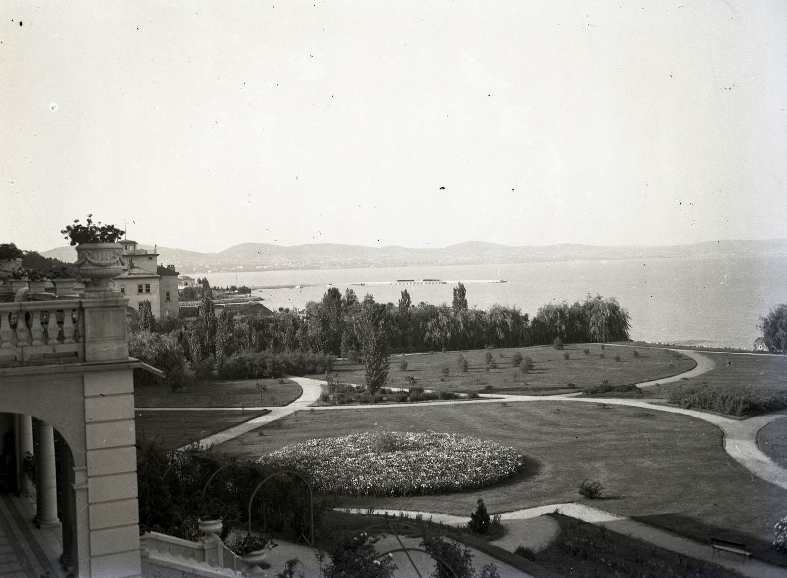 Hungary,Lake Balaton, Tihany, a Magyar Biológiai Kutatóintézet (később Ökológiai Kutatóközpont Balatoni Limnológiai Intézet) parkja. Leltári jelzet: MMKM TEMGY 2019.1.1. 1086, 1932, Magyar Műszaki és Közlekedési Múzeum / BAHART Archívum, Fortepan #183480