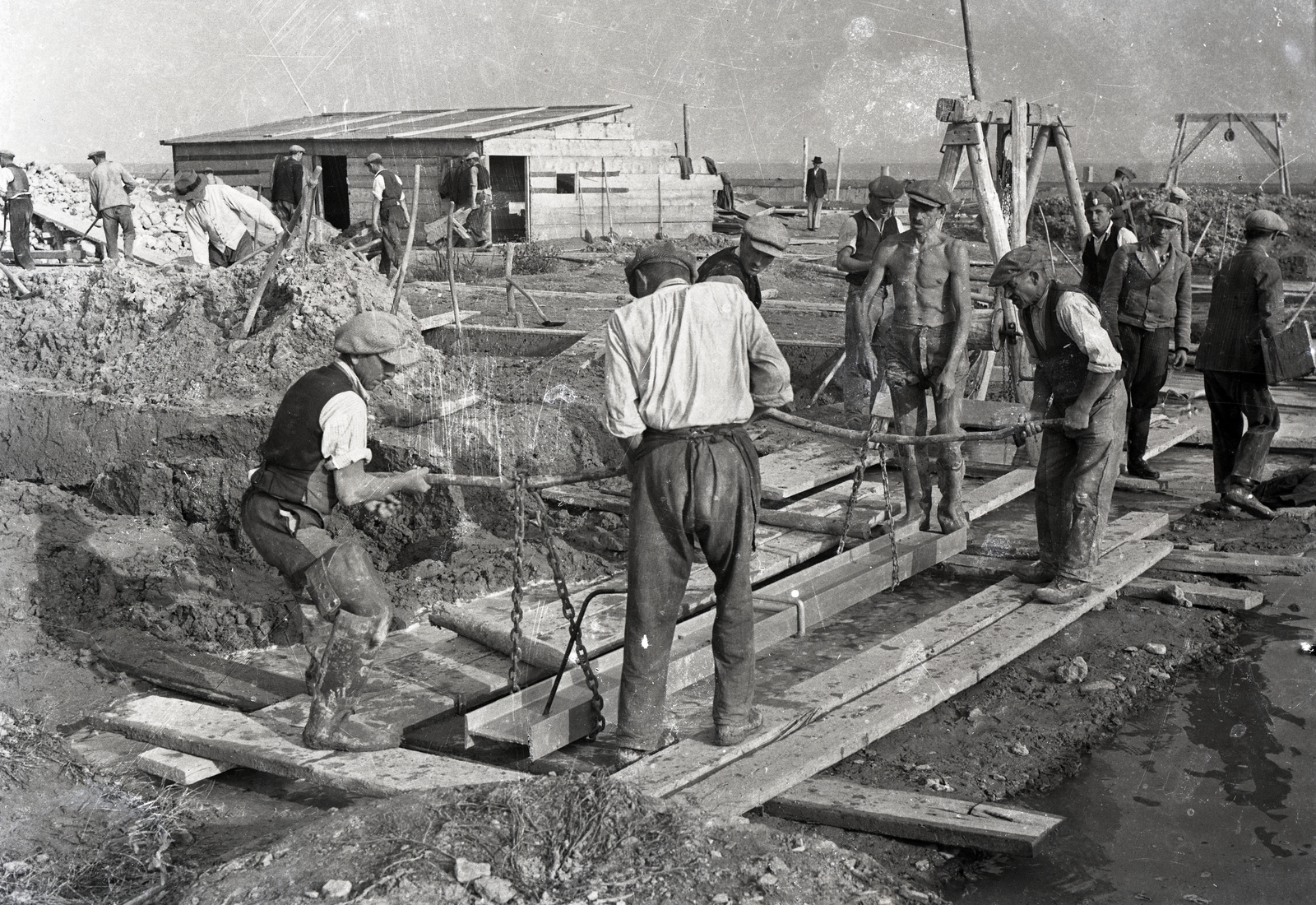 Hungary, Balatonfüred, »Vasgerenda lehelyezés a belső horgonygerendák mellé Balatonfüreden a kikötősziget építésénél, 1937.« Leltári jelzet: MMKM TEMGY 2019.1.1. 1092, 1937, Magyar Műszaki és Közlekedési Múzeum / BAHART Archívum, Fortepan #183484