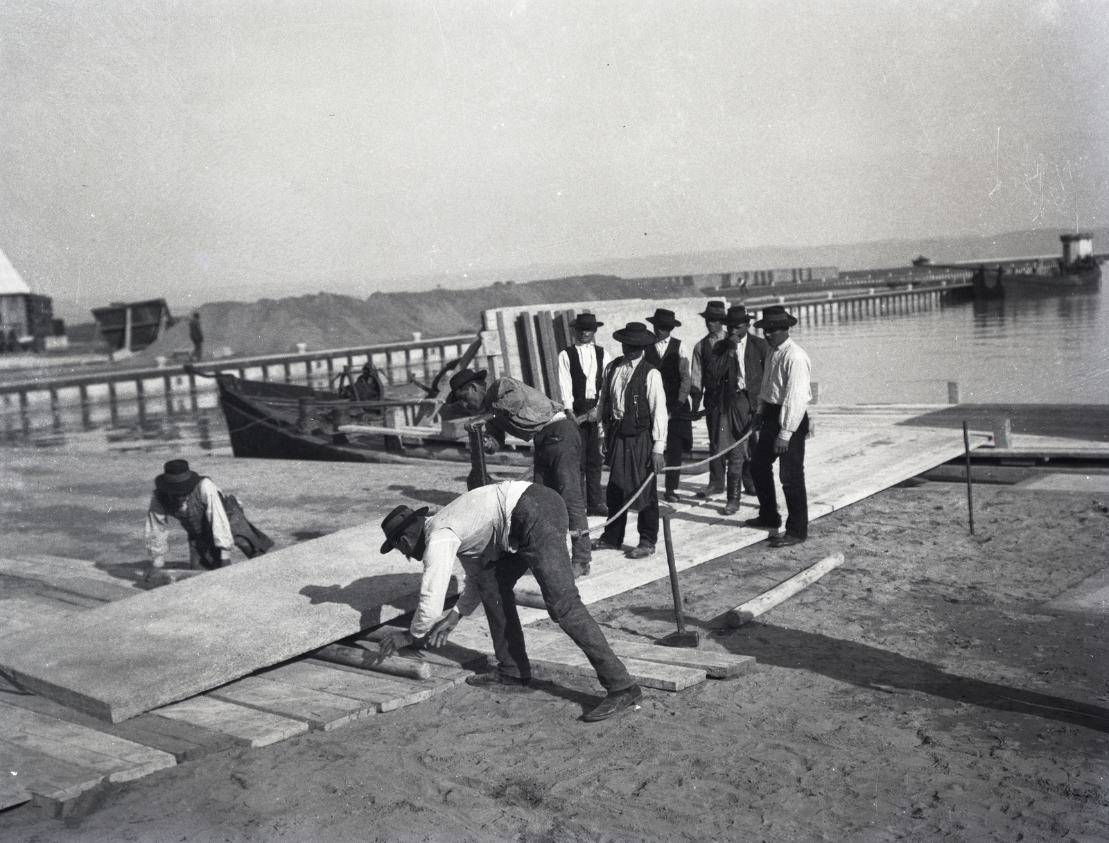 Magyarország,Balaton, Siófok, »Vasbetonlapok uszályba rakása Siófokon 1920 körül« Leltári jelzet: MMKM TEMGY 2019.1.1. 1093, 1920, Magyar Műszaki és Közlekedési Múzeum / BAHART Archívum, mellény, munkás, kalap, Fortepan #183485