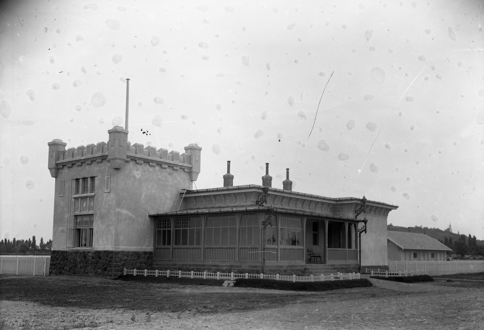 Hungary, Balatonboglár, a kikötői őrház. A felvétel 1920 körül készült. Leltári jelzet: MMKM TEMGY 2019.1.1. 0726, 1920, Magyar Műszaki és Közlekedési Múzeum / BAHART Archívum, Fortepan #183495