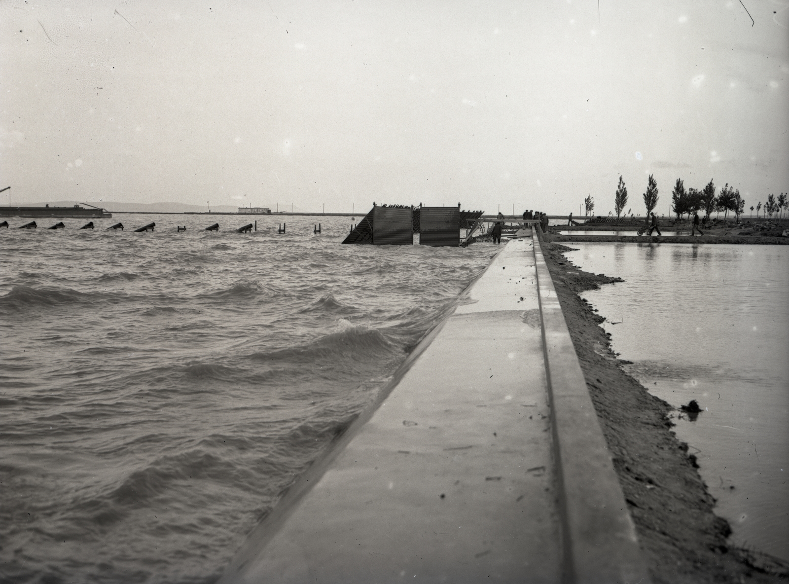 Hungary,Lake Balaton, Zamárdi, (Balatonzamárdi), partfalépítés. Leltári jelzet: MMKM TEMGY 2019.1.1. 1127, 1935, Magyar Műszaki és Közlekedési Múzeum / BAHART Archívum, Fortepan #183497