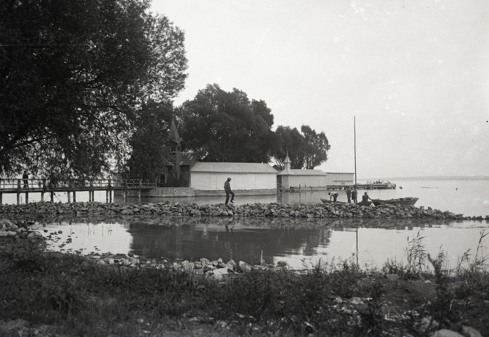 Hungary,Lake Balaton, Keszthely, szemben a Szigetfürdő / Sziget-strand. A felvétel 1945 előtt készült. Leltári jelzet: MMKM TEMGY 2019.1.1. 1132, 1929, Magyar Műszaki és Közlekedési Múzeum / BAHART Archívum, Fortepan #183501