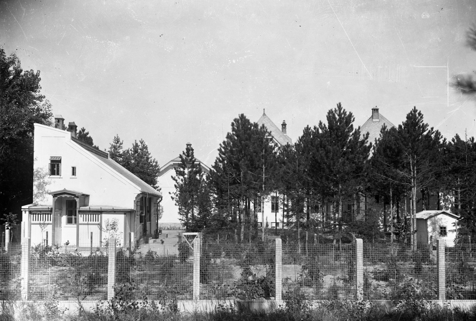 Magyarország, Siófok,Balatonújhely, Vitorlás utca, Kaáli Nagy Dezső vízépítőmérnök, balatoni kikötők tervezője, az építések vezetőjének kertje a házmester lakással. Leltári jelzet: MMKM TEMGY 2019.1.1. 1161, 1920, Magyar Műszaki és Közlekedési Múzeum / BAHART Archívum, Fortepan #183514