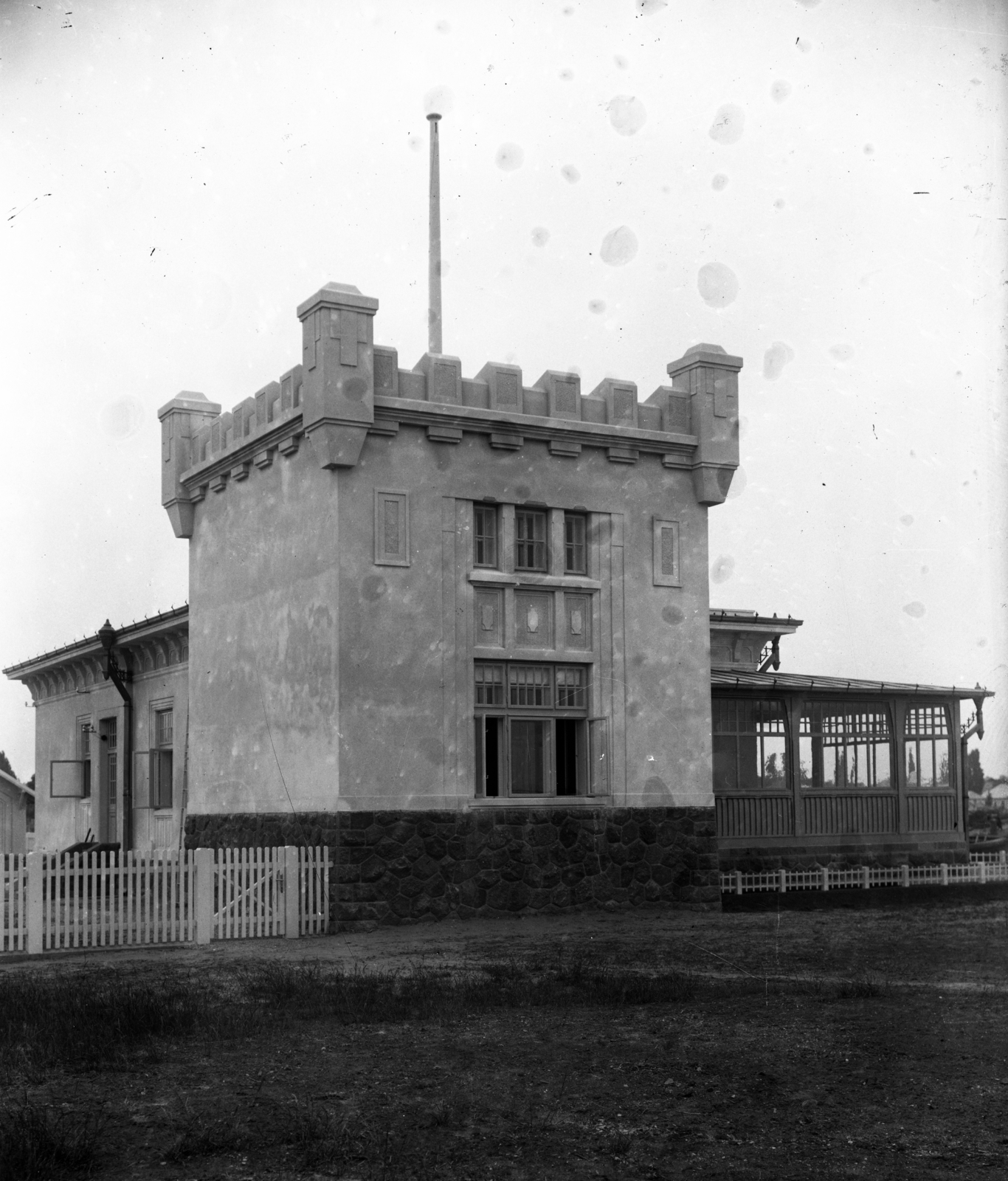 Magyarország, Balatonboglár, a kikötői őrház. Leltári jelzet: MMKM TEMGY 2019.1.1. 1164, 1920, Magyar Műszaki és Közlekedési Múzeum / BAHART Archívum, zászlórúd, épületdísz, Fortepan #183516