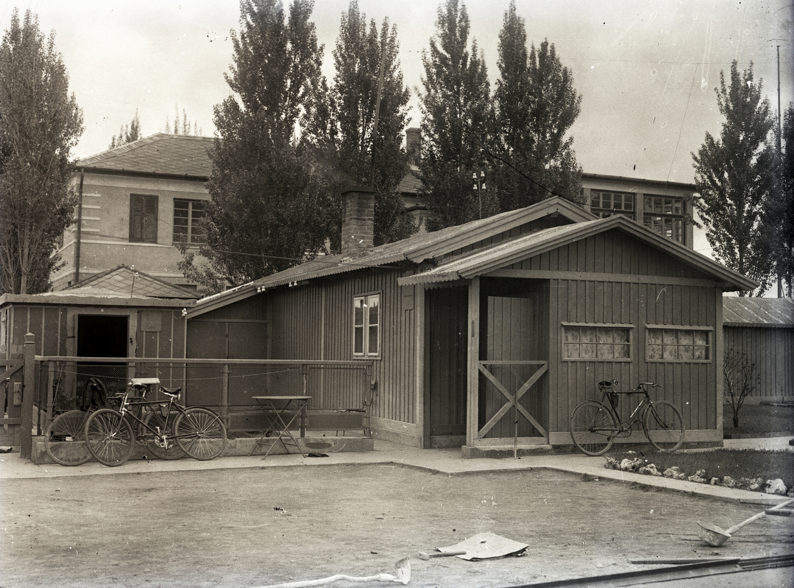 Hungary,Lake Balaton, Siófok, »Siófoki vízilevente telep épülete 1930 körül« Leltári jelzet: MMKM TEMGY 2019.1.1. 1202, 1930, Magyar Műszaki és Közlekedési Múzeum / BAHART Archívum, building, bicycle, Fortepan #183526