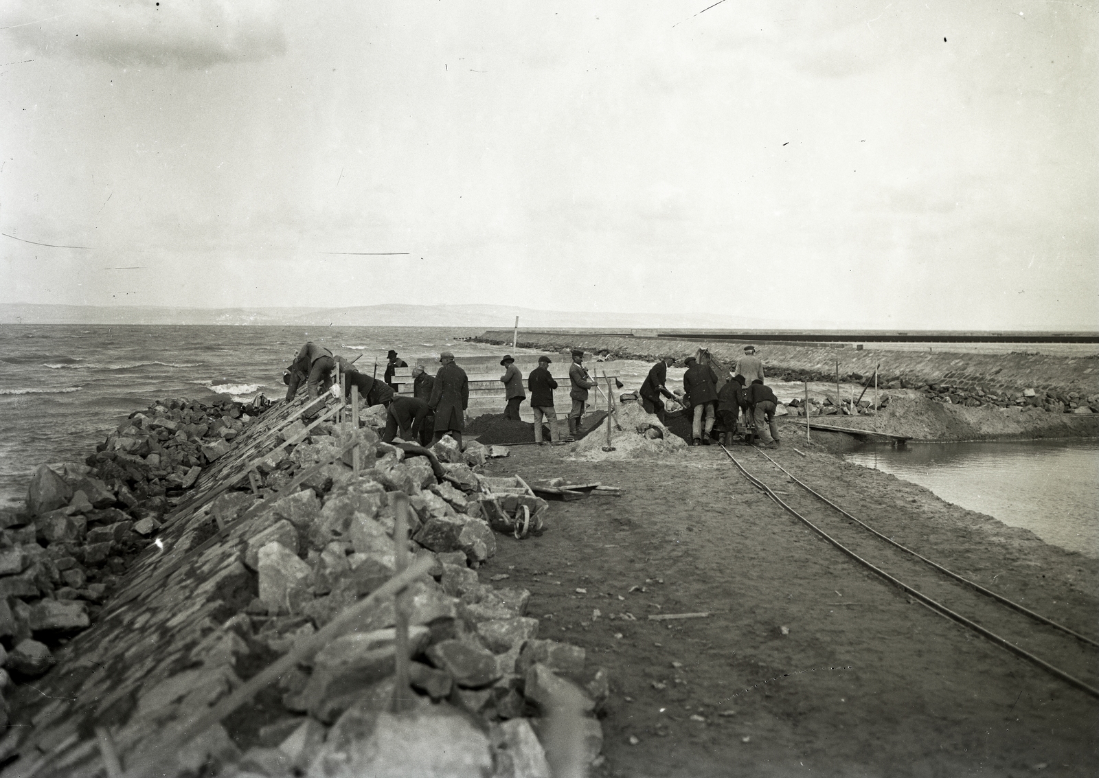 Hungary,Lake Balaton, Siófok, »Siófoki nyugati móló melletti sarok feltöltése 1930 körül« Leltári jelzet: MMKM TEMGY 2019.1.1. 1213, 1930, Magyar Műszaki és Közlekedési Múzeum / BAHART Archívum, Fortepan #183527