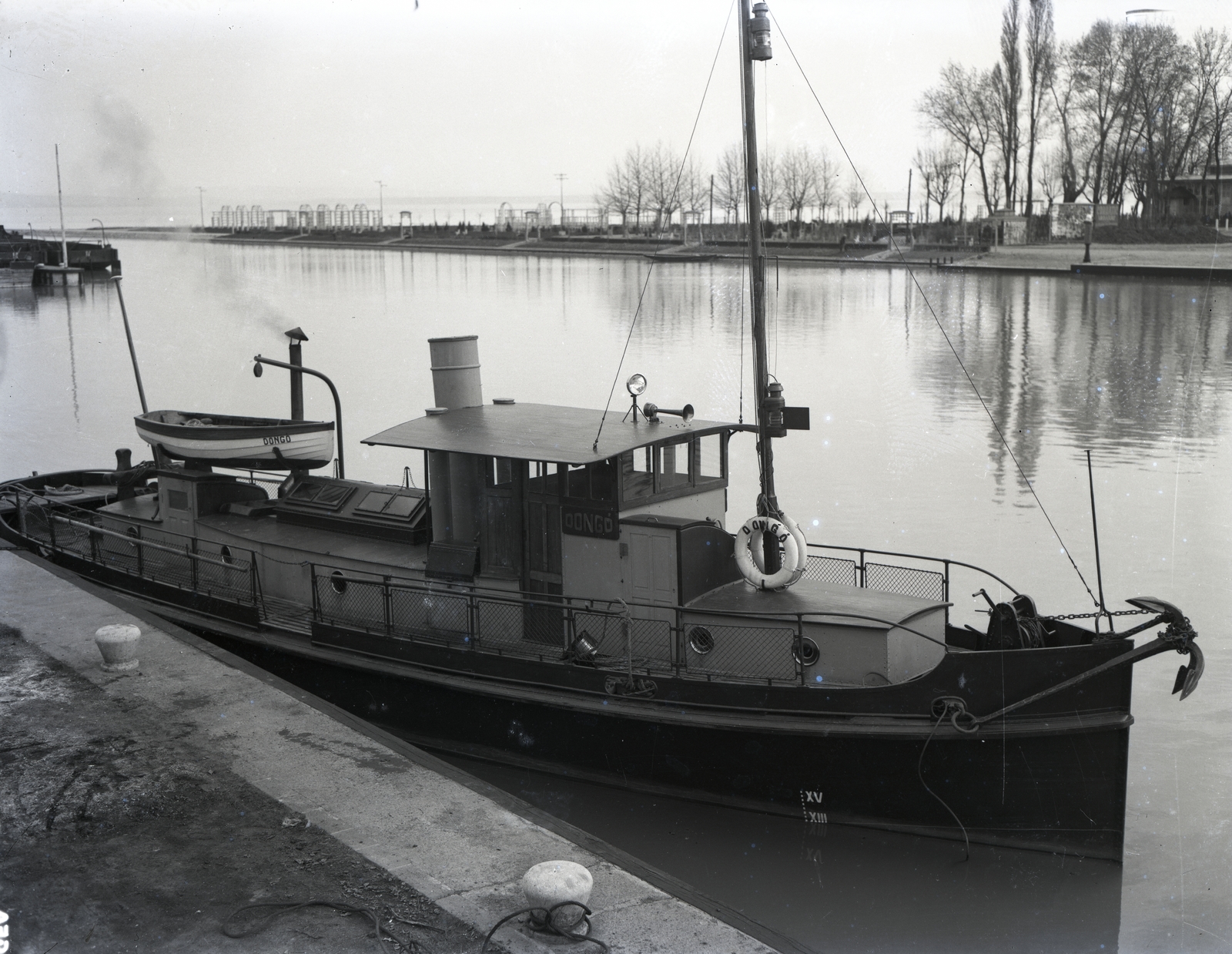 Hungary,Lake Balaton, Siófok, »DONGÓ (1886) gőzös a siófoki kikötőben 1930 körül« Leltári jelzet: MMKM TEMGY 2019.1.1. 1309, 1930, Magyar Műszaki és Közlekedési Múzeum / BAHART Archívum, lifebelt, lifeboat, anchor, steamboat, Fortepan #183557