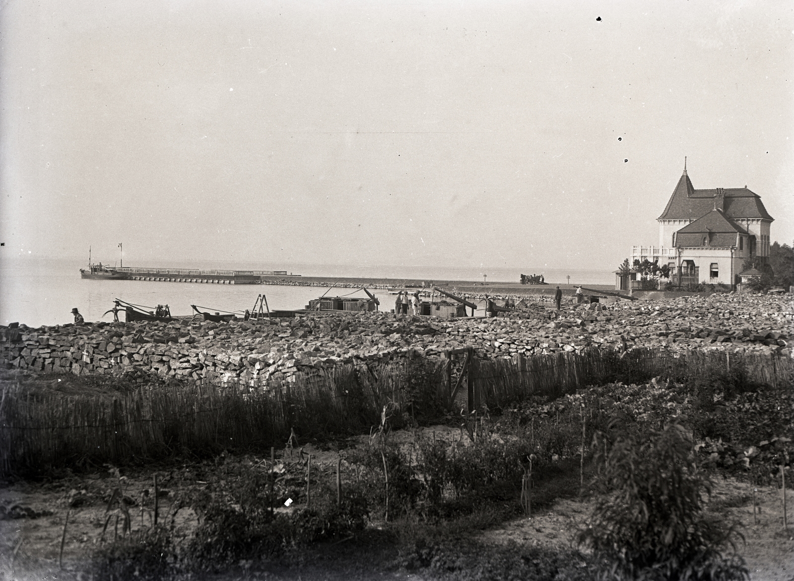Hungary,Lake Balaton, Révfülöp, »Révfülöpi kikötő látképe, őrházzal, mólóval és a teherkikötővel, 1920 körül« Leltári jelzet: MMKM TEMGY 2019.1.1. 1311, 1920, Magyar Műszaki és Közlekedési Múzeum / BAHART Archívum, freestone, Fortepan #183559