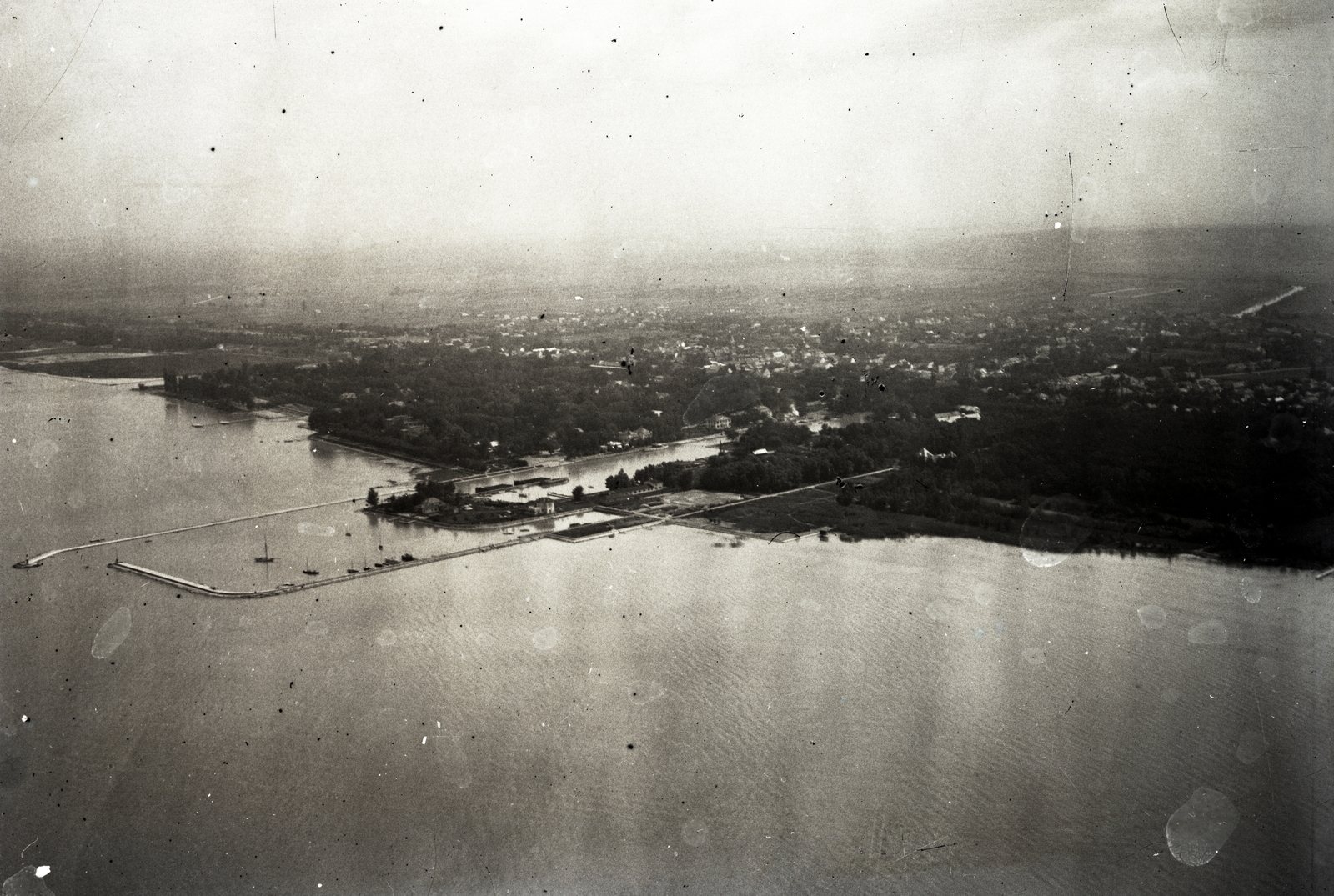 Magyarország,Balaton, Siófok, légifotó a kikötőről, a felvétel 1930 után készült. Leltári jelzet: MMKM TEMGY 2019.1.1. 1312, 1930, Magyar Műszaki és Közlekedési Múzeum / BAHART Archívum, légi felvétel, Fortepan #183560