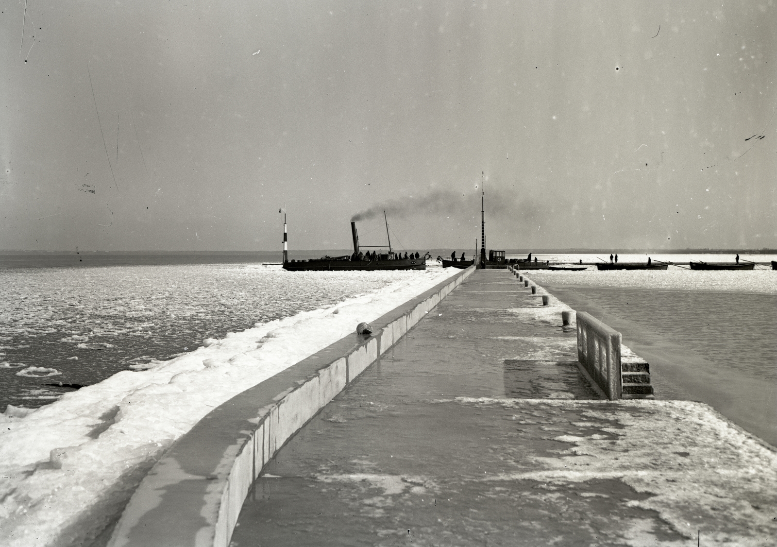 Magyarország,Balaton, Siófok, móló, balra a Zala vontatógőzös, jobbra a Veszprém vontatógőzös látható., 1931, Magyar Műszaki és Közlekedési Múzeum / BAHART Archívum, tél, vízpart, Fortepan #183563