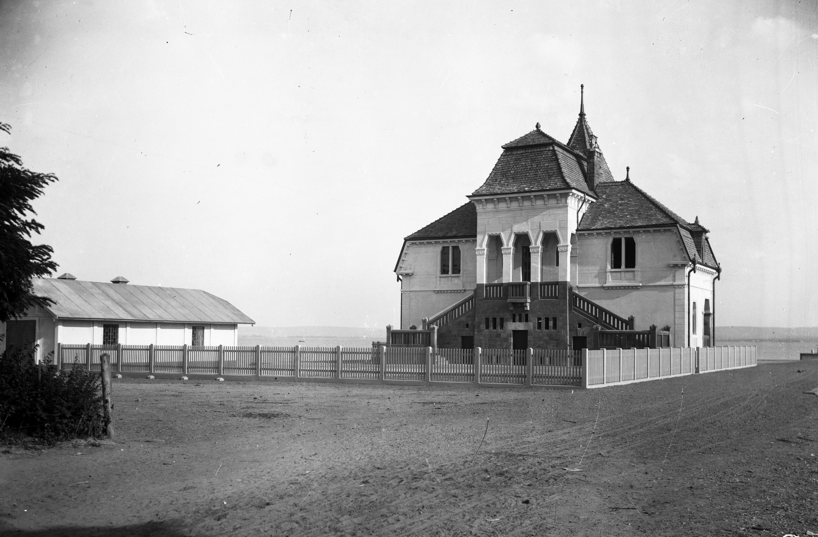 Magyarország,Balaton, Révfülöp, a kikötői őrház. A felvétel 1912 után készült. Leltári jelzet: MMKM TEMGY 2019.1.1. 0728, 1916, Magyar Műszaki és Közlekedési Múzeum / BAHART Archívum, Fortepan #183565