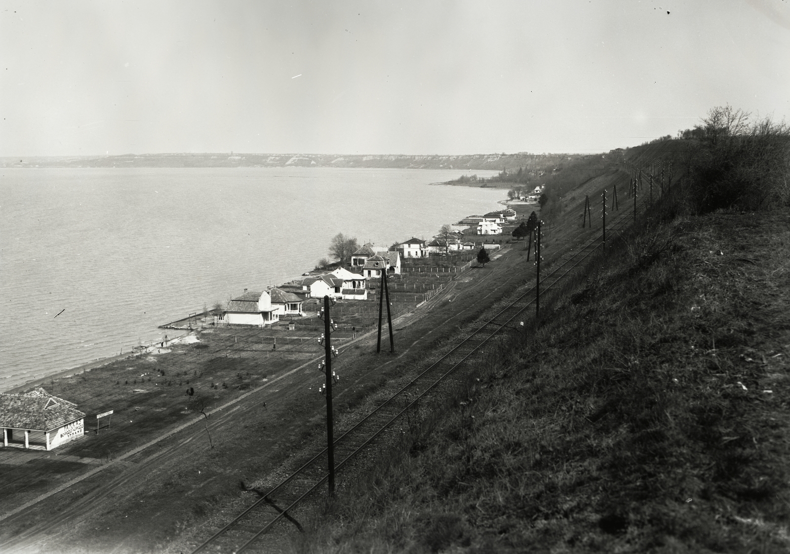 Magyarország, Balatonvilágos, »Vasúti pálya, háttérben a Balaton-parti házak, löszfal« Leltári jelzet: MMKM TEMGY 2019.1.1. 1328, 1920, Magyar Műszaki és Közlekedési Múzeum / BAHART Archívum, Fortepan #183568