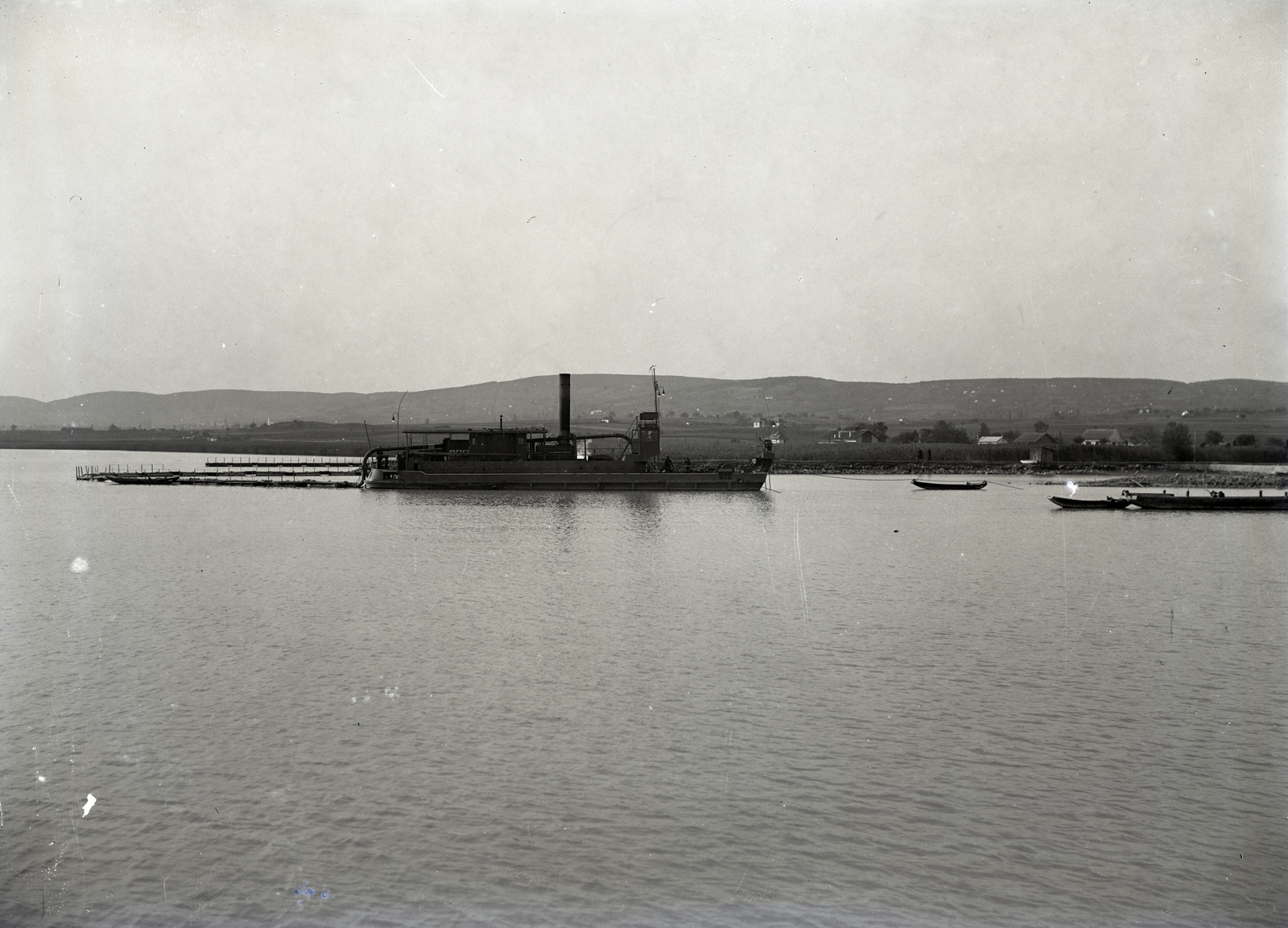 Hungary, Alsóörs, »SOMOGY (1927) kotróhajó munkában, Alsóörsnél, 1929.« Leltári jelzet: MMKM TEMGY 2019.1.1. 0805, 1929, Magyar Műszaki és Közlekedési Múzeum / BAHART Archívum, dredge, picture, Fortepan #183578