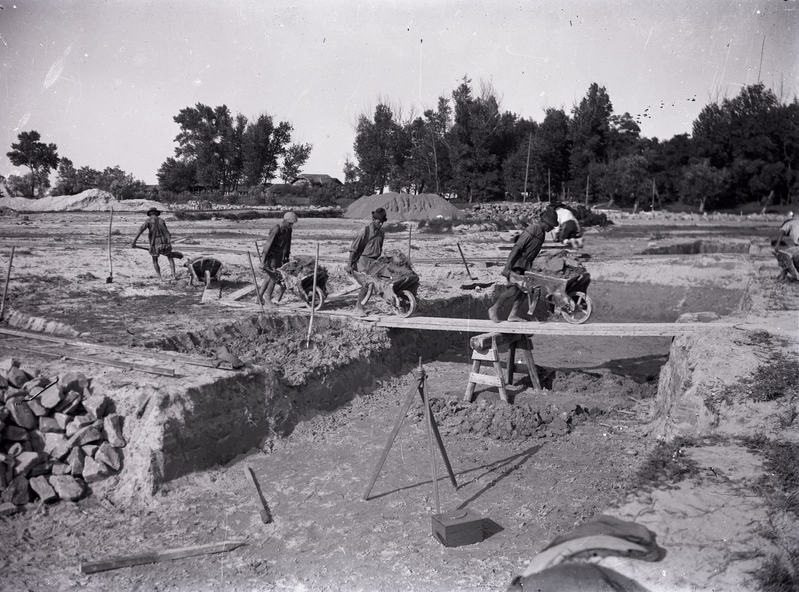Magyarország, »Talicskázó kubikusok feltehetően az 1890-es években« Leltári jelzet: MMKM TEMGY 2019.1.1. 0815, 1900, Magyar Műszaki és Közlekedési Múzeum / BAHART Archívum, talicska, kubikos, Fortepan #183581