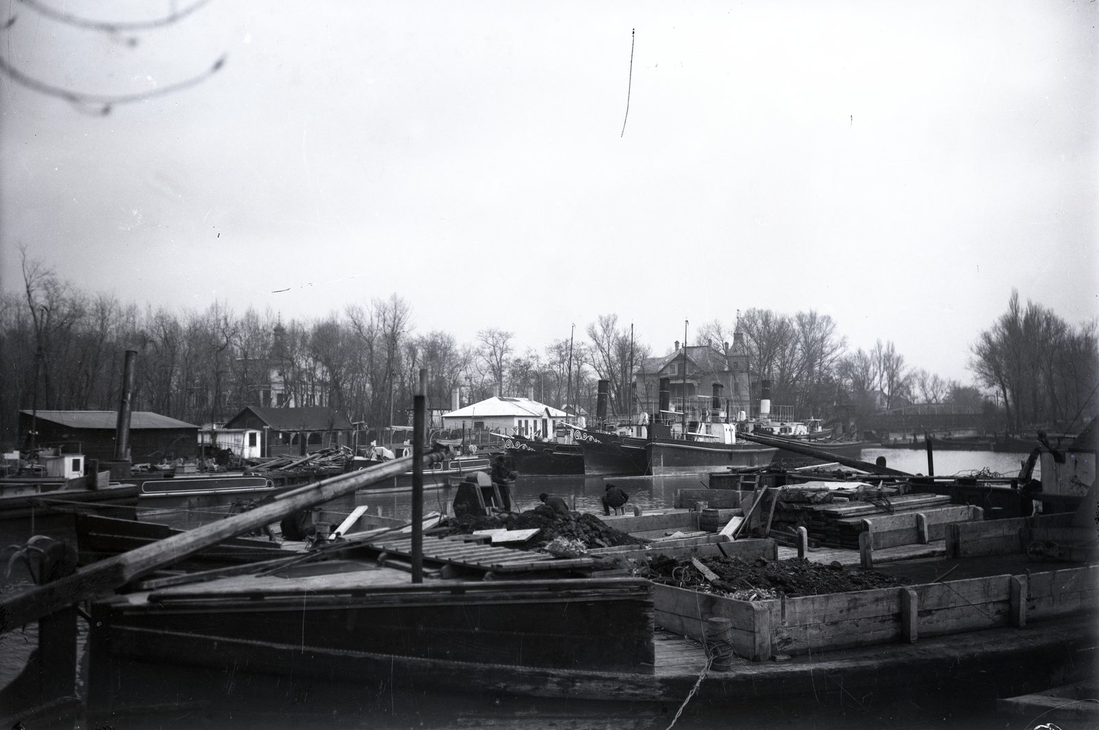 Hungary,Lake Balaton, Siófok, kikötő, az uszályok mögött szemben a Kisfaludy (1909), a Helka (1891) és a KELÉN (1891) személyszállító csavargőzösök. Leltári jelzet: MMKM TEMGY 2019.1.1. 0820, 1909, Magyar Műszaki és Közlekedési Múzeum / BAHART Archívum, Helka ship, Kelén ship, Fortepan #183583