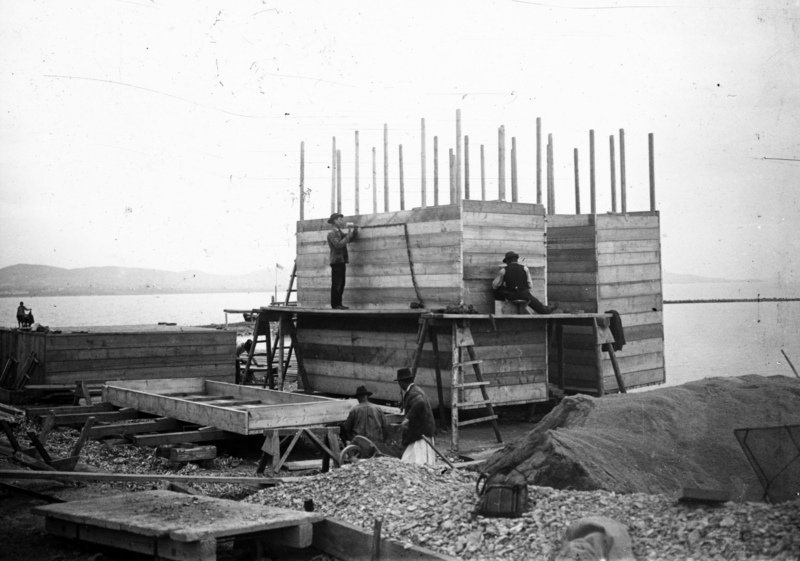 Magyarország,Balaton, Tihany, a kikötő építése. Leltári jelzet: MMKM TEMGY 2019.1.1. 1340, 1909, Magyar Műszaki és Közlekedési Múzeum / BAHART Archívum, építkezés, ácsolat, Fortepan #183585