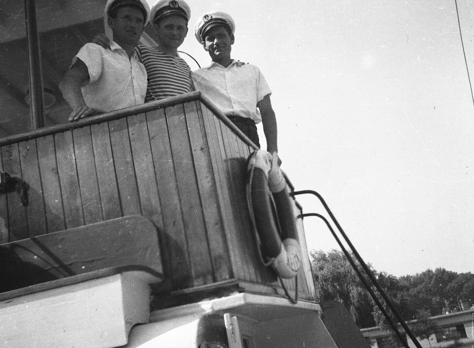 Hungary,Lake Balaton, Siófok, kikötő, három főből álló férfi legénységi csoport a Kelén (1891) személyszállító csavargőzös parancsnoki hídján. Leltári jelzet: MMKM TEMGY 2019.1.1. 1371, 1950, Magyar Műszaki és Közlekedési Múzeum / BAHART Archívum, lifebelt, sailor, Fortepan #183593