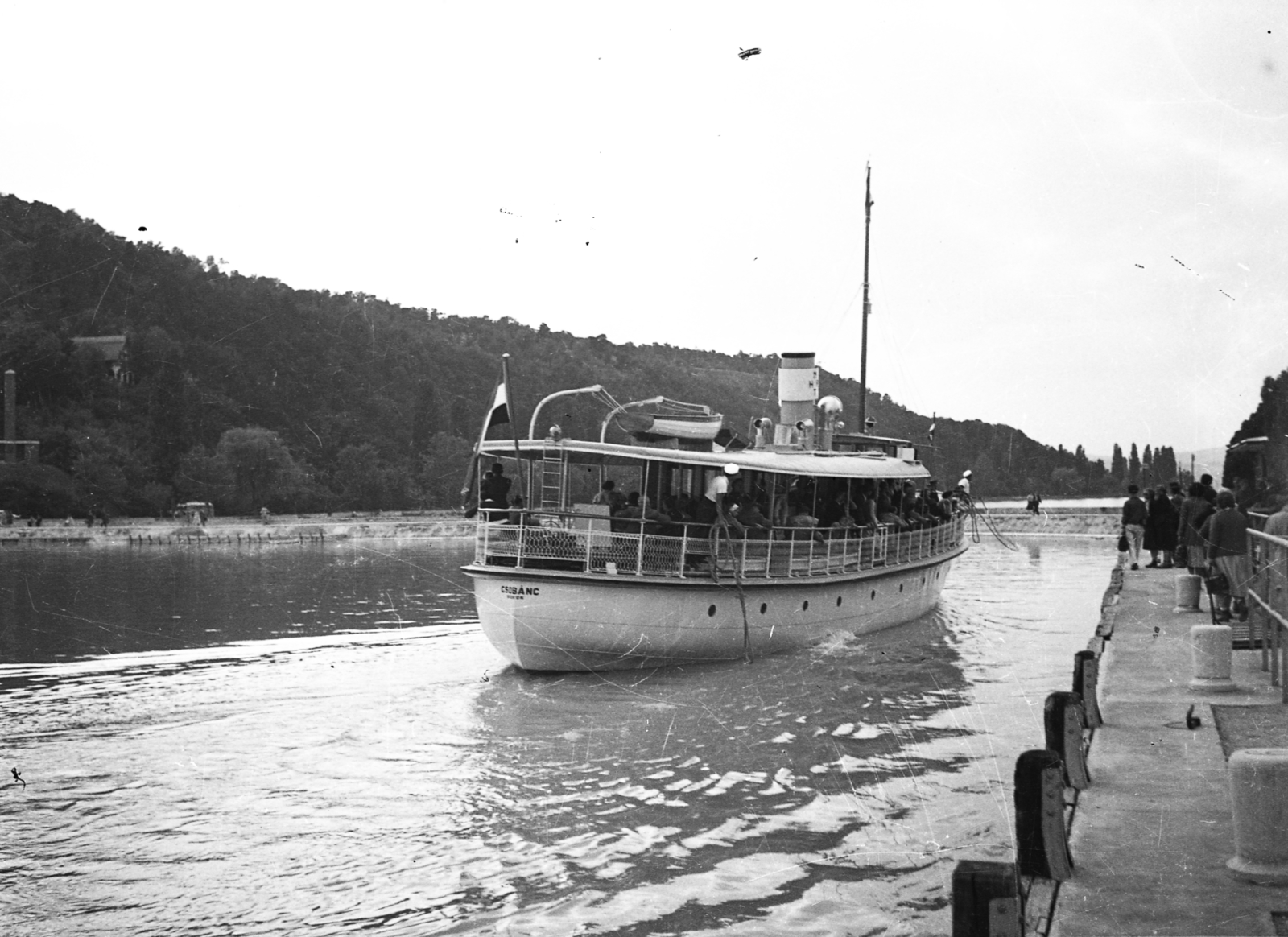 Magyarország,Balaton, Tihany, a MAHART Csobánc (1927) motoros személyszállító hajója a kikötőben. Leltári jelzet: MMKM TEMGY 2019.1.1. 1382, 1955, Magyar Műszaki és Közlekedési Múzeum / BAHART Archívum, sétahajó, Fortepan #183596
