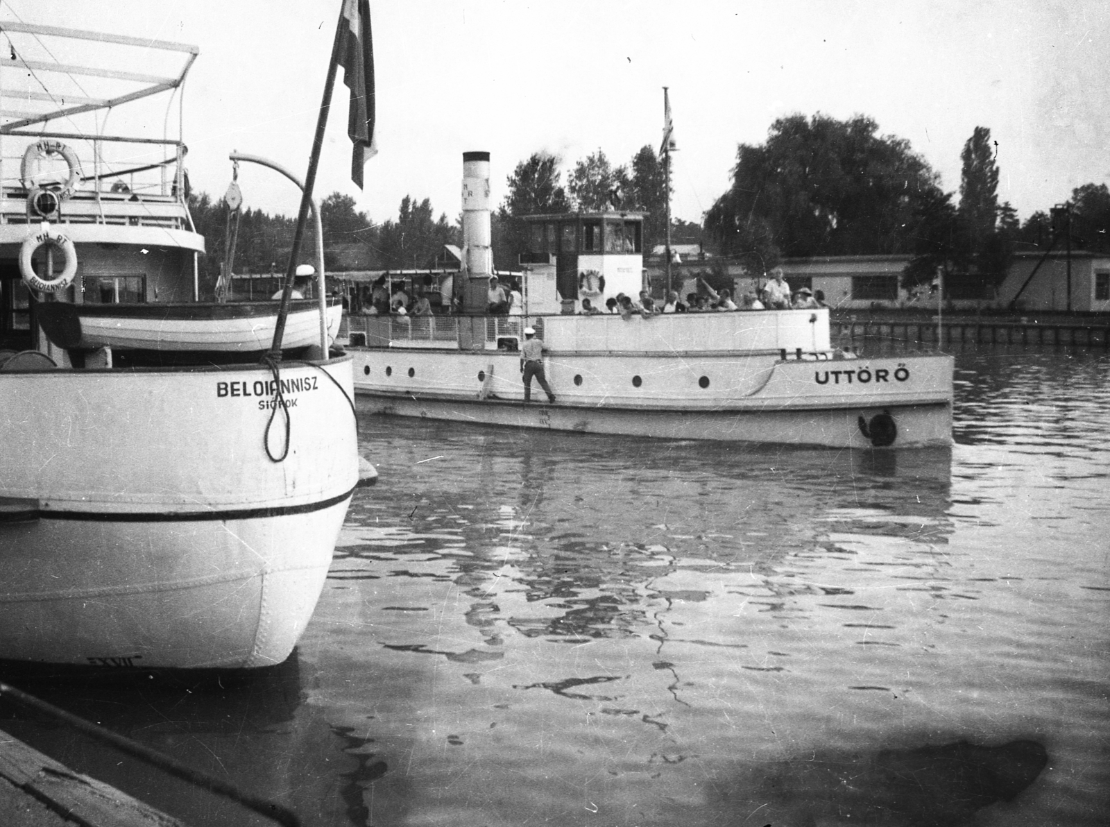 Hungary,Lake Balaton, Siófok, »A MHRT ÚTTÖRŐ (Ex- MFTR VIII., 1921) csavaros személyhajó és a MHRT BELOIANNISZ (1952) a siófoki kikötőben« Leltári jelzet: MMKM TEMGY 2019.1.1. 1386, 1955, Magyar Műszaki és Közlekedési Múzeum / BAHART Archívum, Beloiannisz ship, Pioneer ship, Fortepan #183598