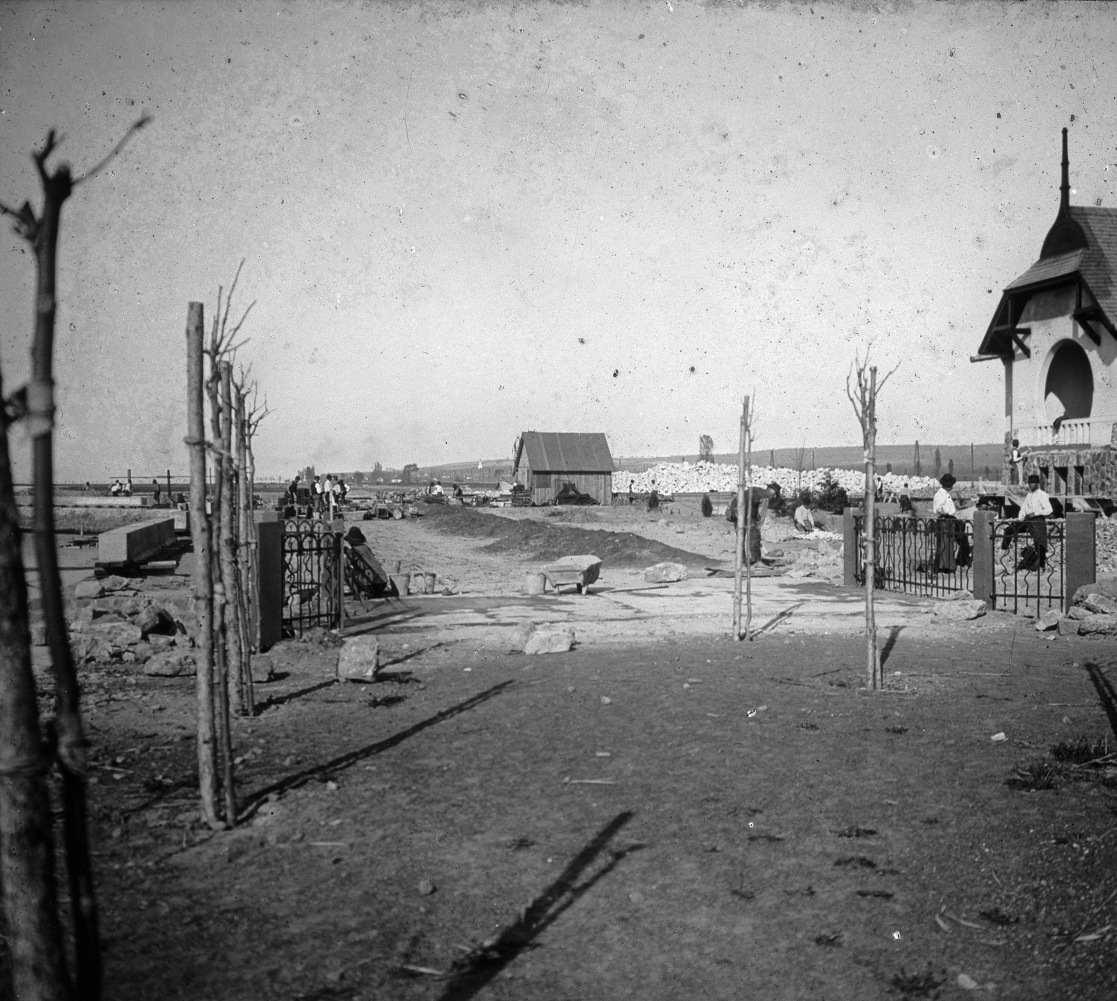 Hungary, Balatonföldvár, a háttérben Szántód. A kép jobb szélén villa a vízparton (Pihenő-villa ill. Weimess-villa majd Böhm-villa), mely a mai Rákóczi Ferenc utca 1. szám alatt állt. Leltári jelzet: MMKM TEMGY 2019.1.1. 140, 1904, Magyar Műszaki és Közlekedési Múzeum / BAHART Archívum, sapling, Fortepan #183601