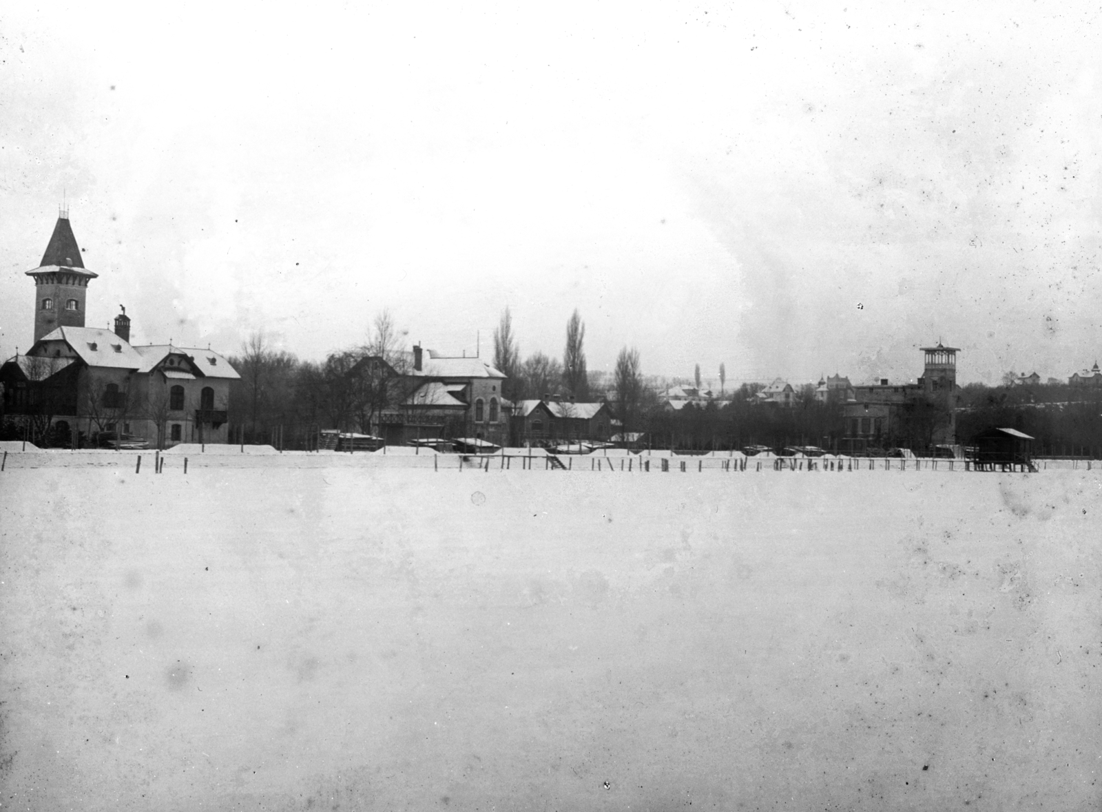 Hungary, Balatonföldvár, partmenti villák a befagyott Balatonról nézve. Leltári jelzet: MMKM TEMGY 2019.1.1. 1418, 1912, Magyar Műszaki és Közlekedési Múzeum / BAHART Archívum, Fortepan #183606