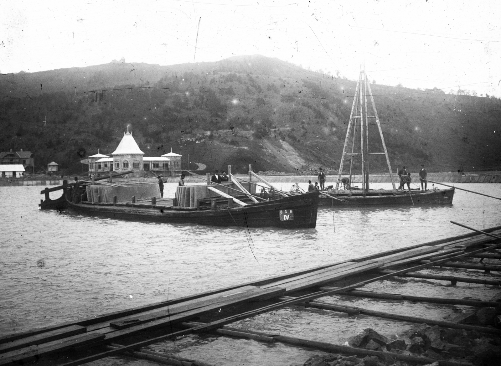 Magyarország,Balaton, Tihany, a kikötő építése. Leltári jelzet: MMKM TEMGY 2019.1.1. 1338, 1910, Magyar Műszaki és Közlekedési Múzeum / BAHART Archívum, építkezés, hajó, uszály, cölöpverő, Fortepan #183607