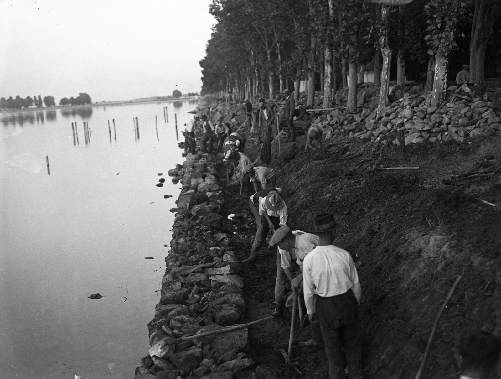 Hungary, Balatonföldvár, partfal építése a Balaton partján a Kvassay sétánynál. Leltári jelzet: MMKM TEMGY 2019.1.1. 0247, 1925, Magyar Műszaki és Közlekedési Múzeum / BAHART Archívum, construction worker, Fortepan #183611