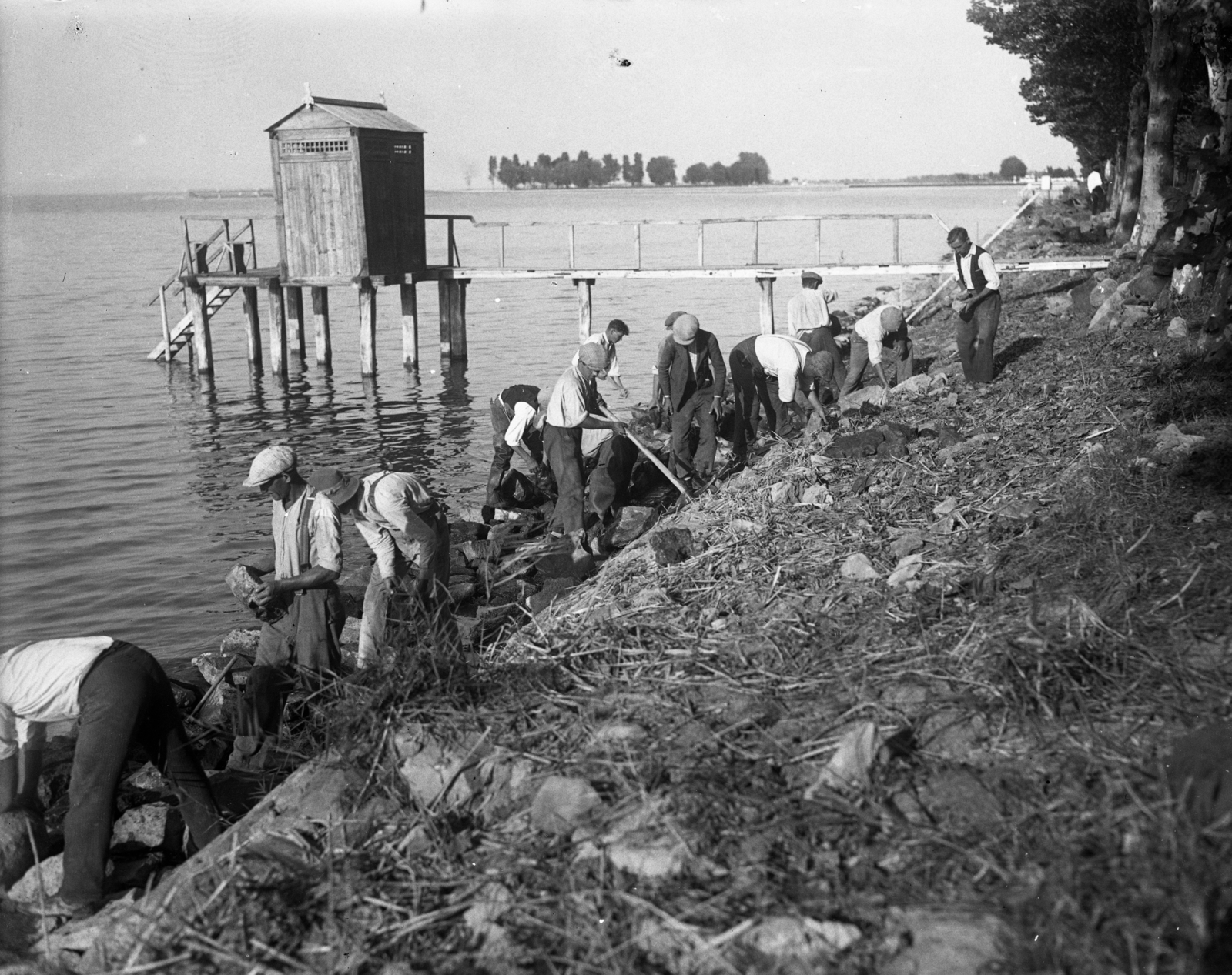 Hungary, Balatonföldvár, partfal építése a Balaton partján a Kvassay sétánynál. Leltári jelzet: MMKM TEMGY 2019.1.1. 0248, 1925, Magyar Műszaki és Közlekedési Múzeum / BAHART Archívum, Fortepan #183612
