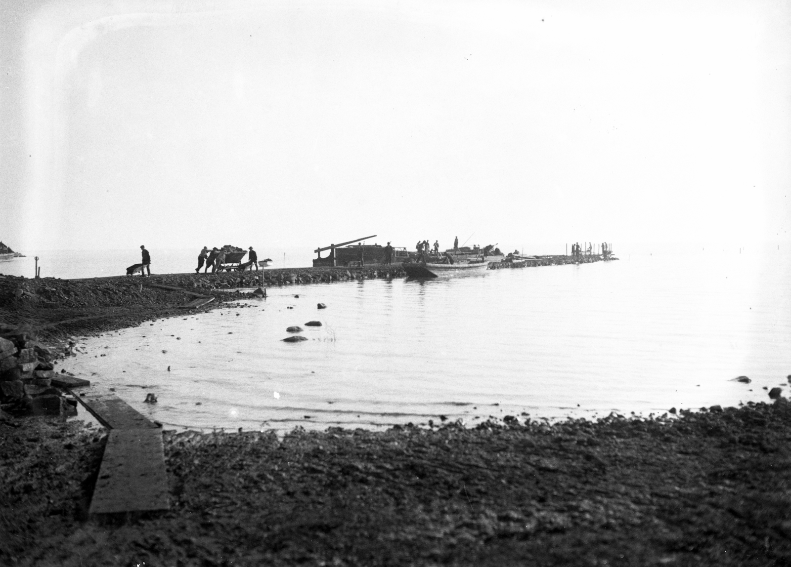 Hungary,Lake Balaton, Fonyód, a nyugati móló építése. Leltári jelzet: MMKM TEMGY 2019.1.1. 0160, 1904, Magyar Műszaki és Közlekedési Múzeum / BAHART Archívum, construction worker, pier, Fortepan #183618