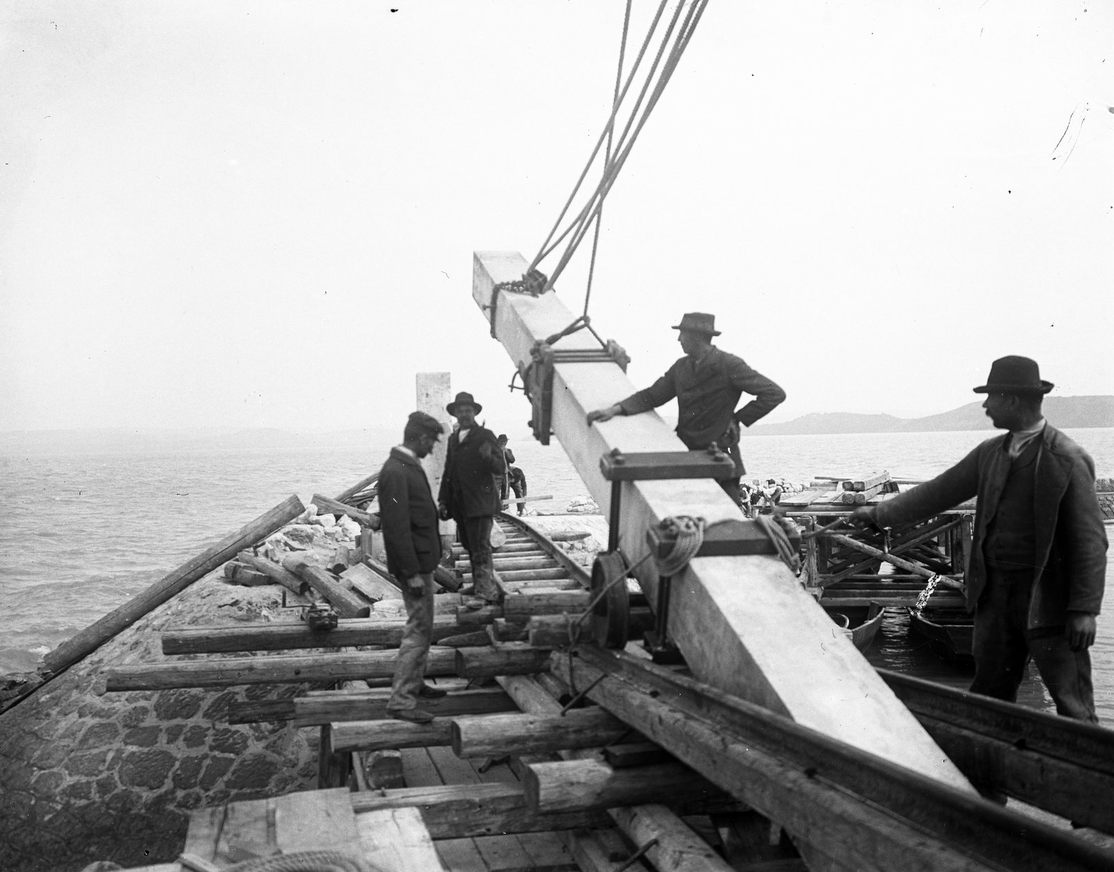 Magyarország, Balatonföldvár, »Nyugati mólón a gyaloghídlábak lehelyezése, 1904-1905.« Leltári jelzet: MMKM TEMGY 2019.1.1. 0174, 1905, Magyar Műszaki és Közlekedési Múzeum / BAHART Archívum, építkezés, móló, cölöp, Fortepan #183619