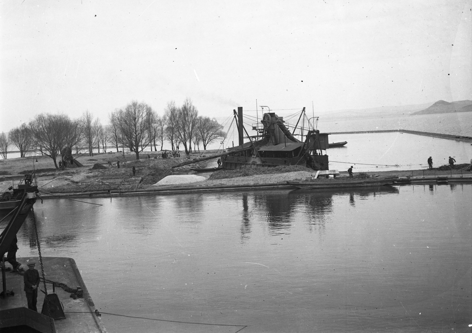 Hungary, Balatonföldvár, »Kotrás a Galamb-sziget melletti öbölben« Leltári jelzet: MMKM TEMGY 2019.1.1. 0212, 1928, Magyar Műszaki és Közlekedési Múzeum / BAHART Archívum, Fortepan #183624