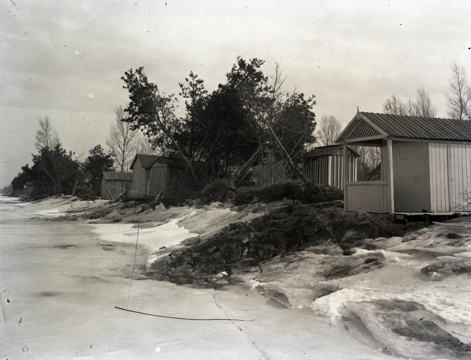 Hungary, Balatonföldvár, »Jégkár strandkabinokban« Leltári jelzet: MMKM TEMGY 2019.1.1. 0238, 1916, Magyar Műszaki és Közlekedési Múzeum / BAHART Archívum, Fortepan #183628