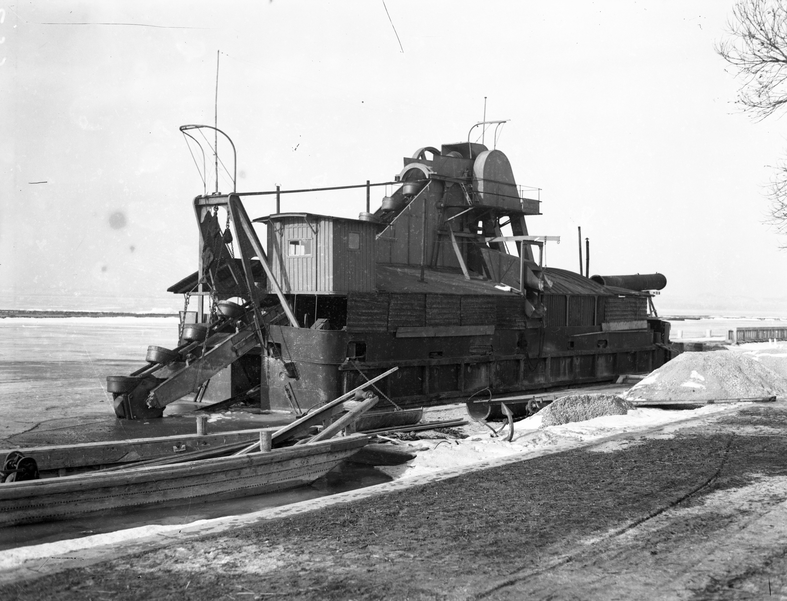 Magyarország, Balatonszemes, »BALATON (1909) kotróhajó a kikötőben, 1929-1930.« Leltári jelzet: MMKM TEMGY 2019.1.1. 0295, 1930, Magyar Műszaki és Közlekedési Múzeum / BAHART Archívum, kotróhajó, Fortepan #183631