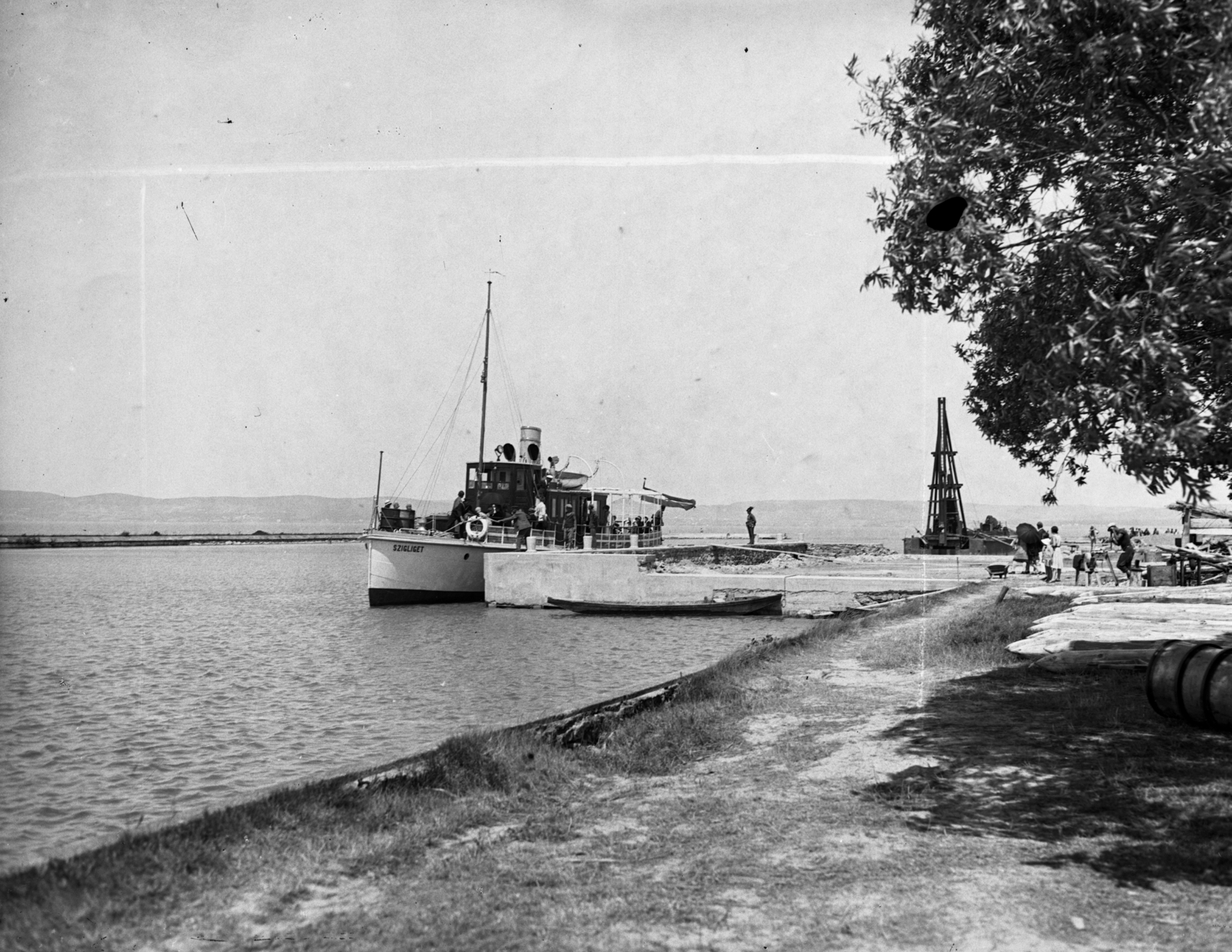 Hungary, Balatonszemes, »SZIGLIGET (1927) a hajókikötőben, 1929-1930.« Leltári jelzet: MMKM TEMGY 2019.1.1. 0290, 1930, Magyar Műszaki és Közlekedési Múzeum / BAHART Archívum, shore, Szigliget-ship, Fortepan #183632